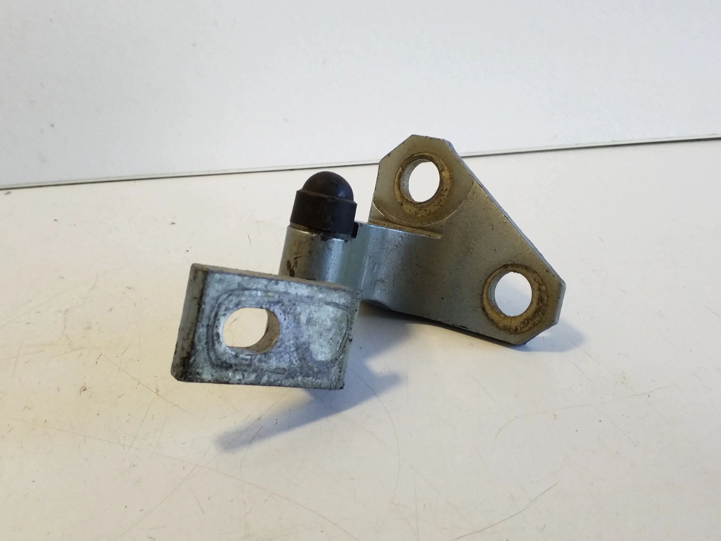 VW Passat B6 Övre Gångjärn Fram Vänster VAL243182 image 2