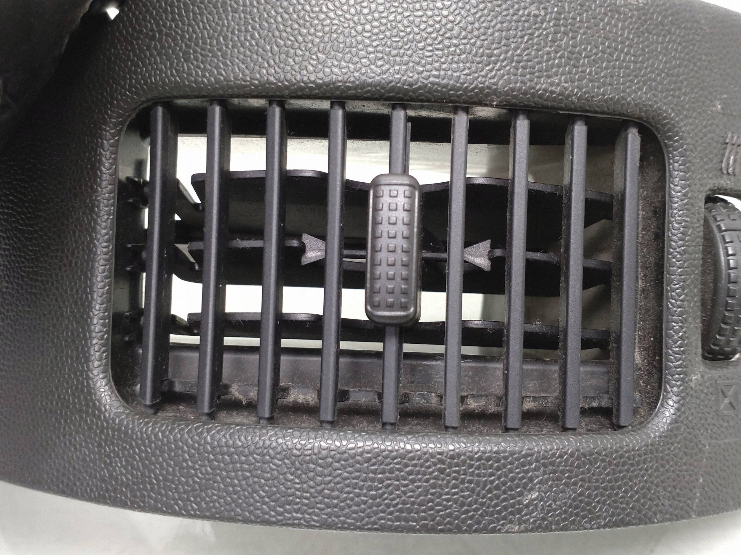 Nissan Navara D40 Ilmanvaihdon säleikkö 68760EB30