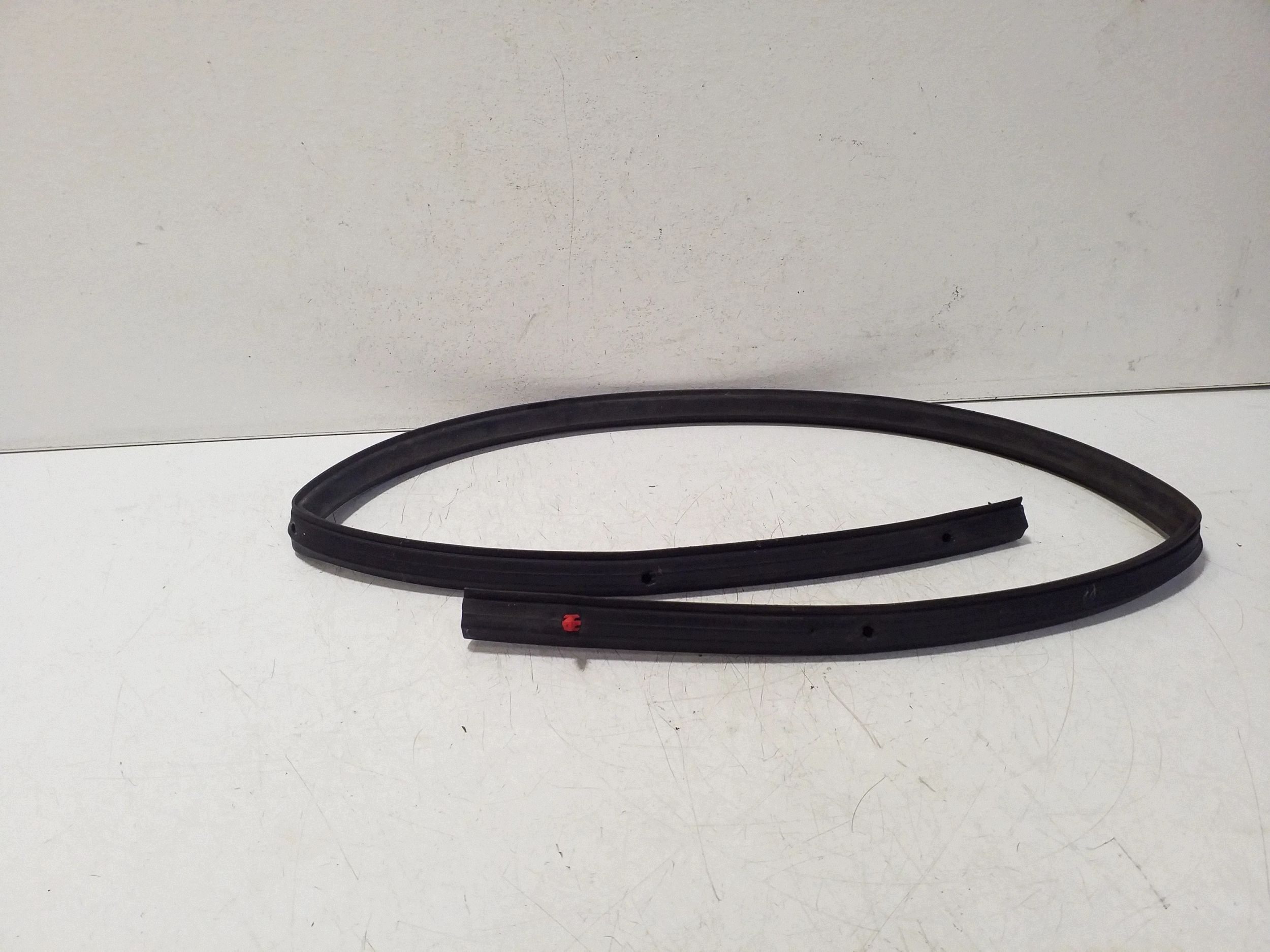 Nissan X-Trail T32 Konepellin tiiviste OEM VAL252966