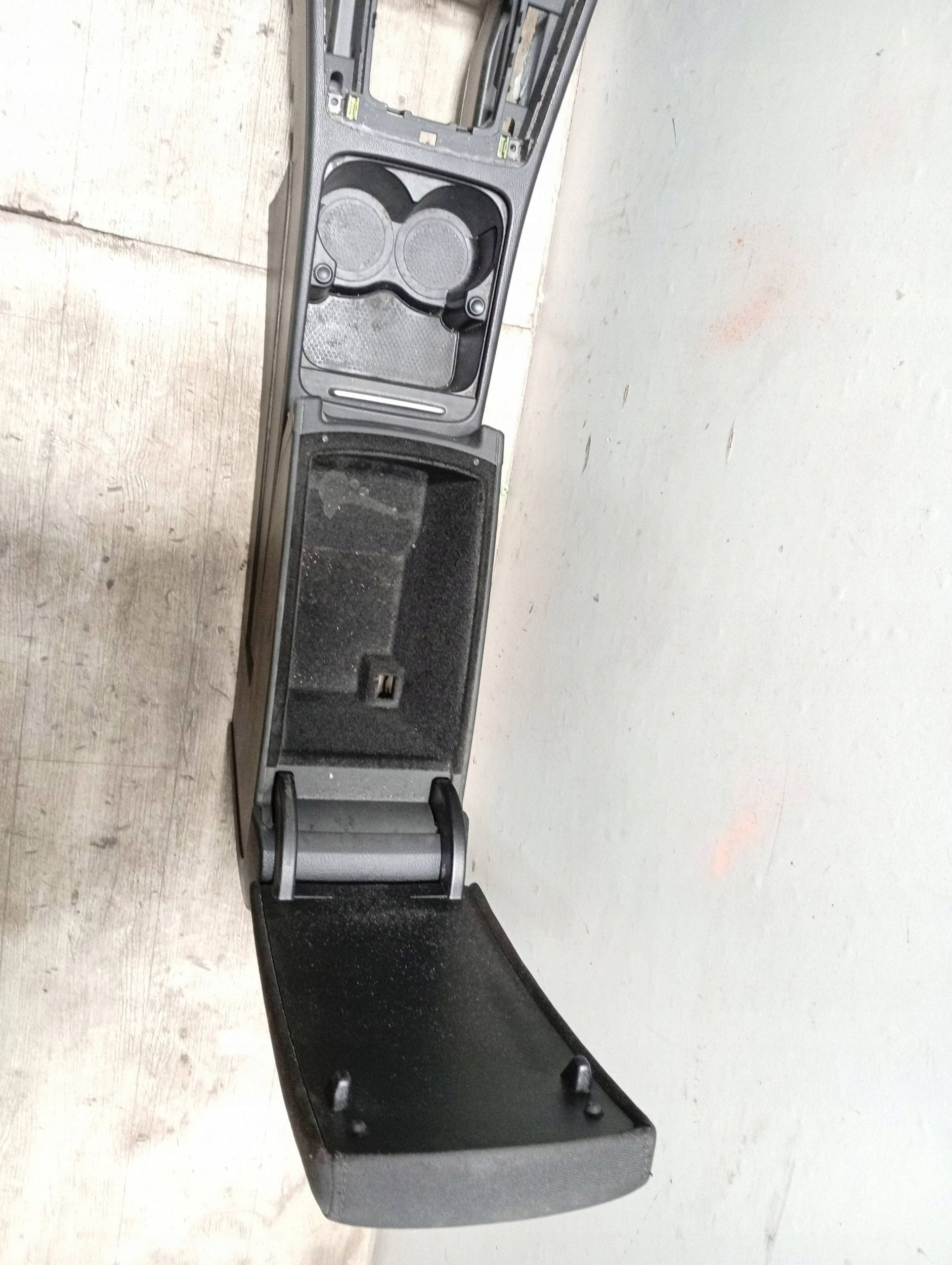 Armstöd mittunnel VW Passat B7 3AB863241 image 3
