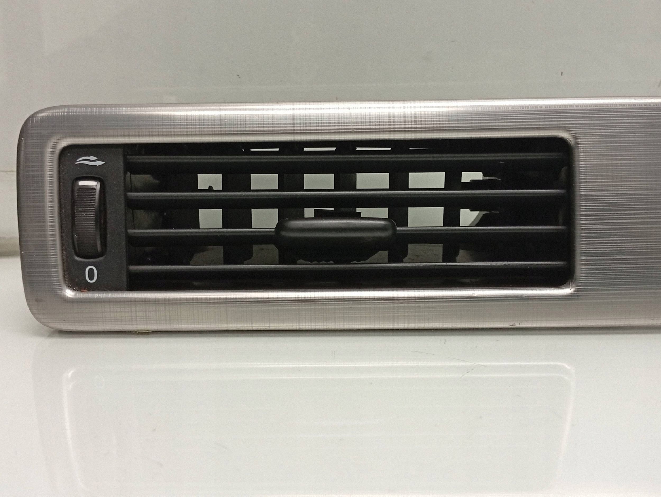 Volvo V70 2008 Ilmanvaihdon säleikkö 30715144