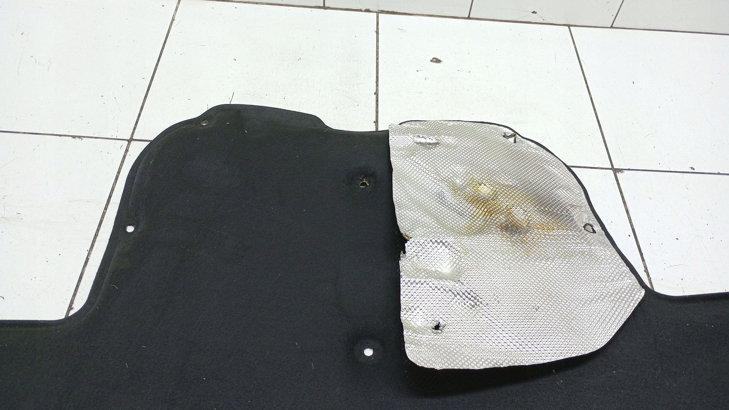 Insulation de capot Mercedes C W205 (2016) image 3