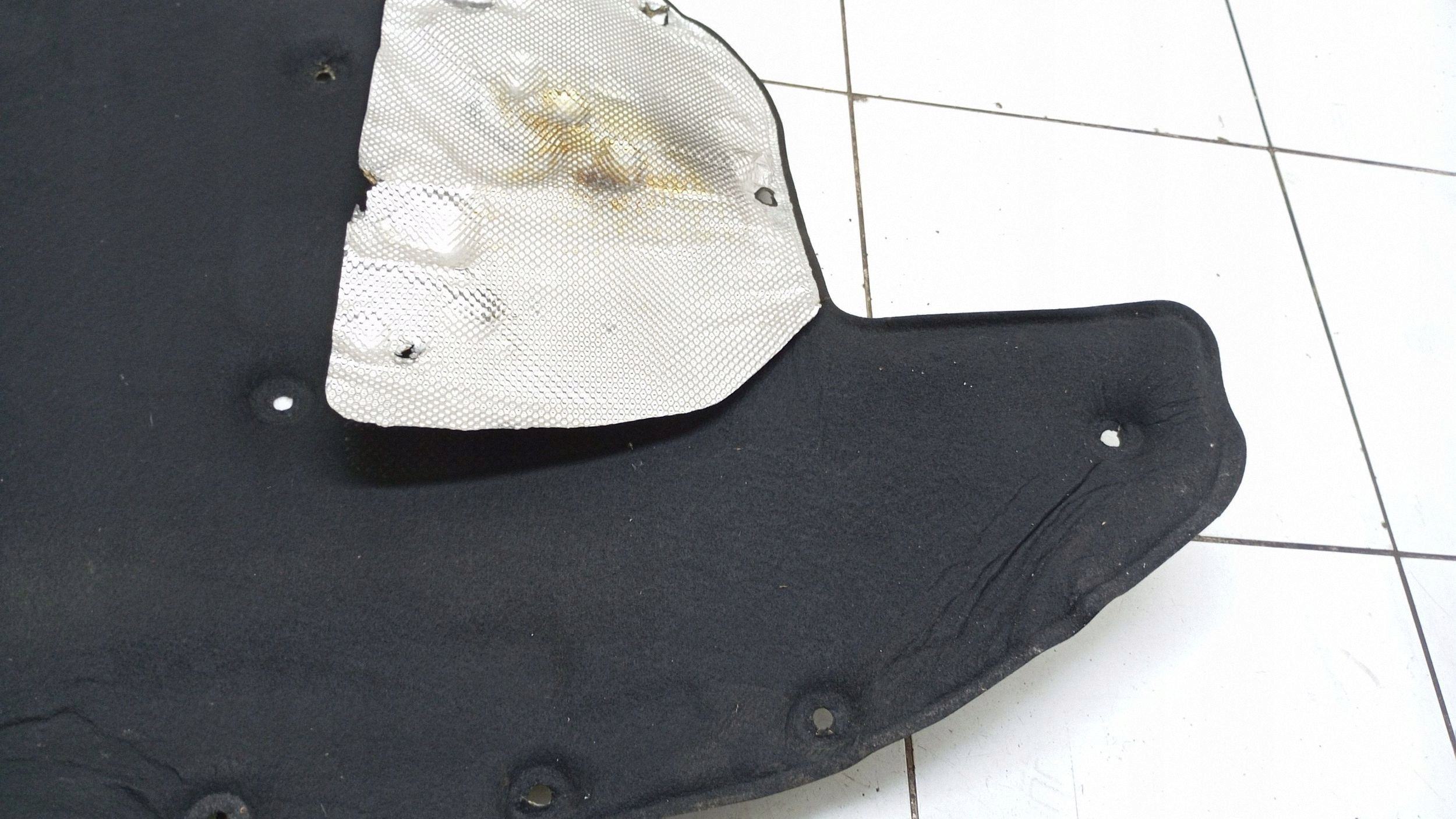 Insulation de capot Mercedes C W205 (2016) image 5
