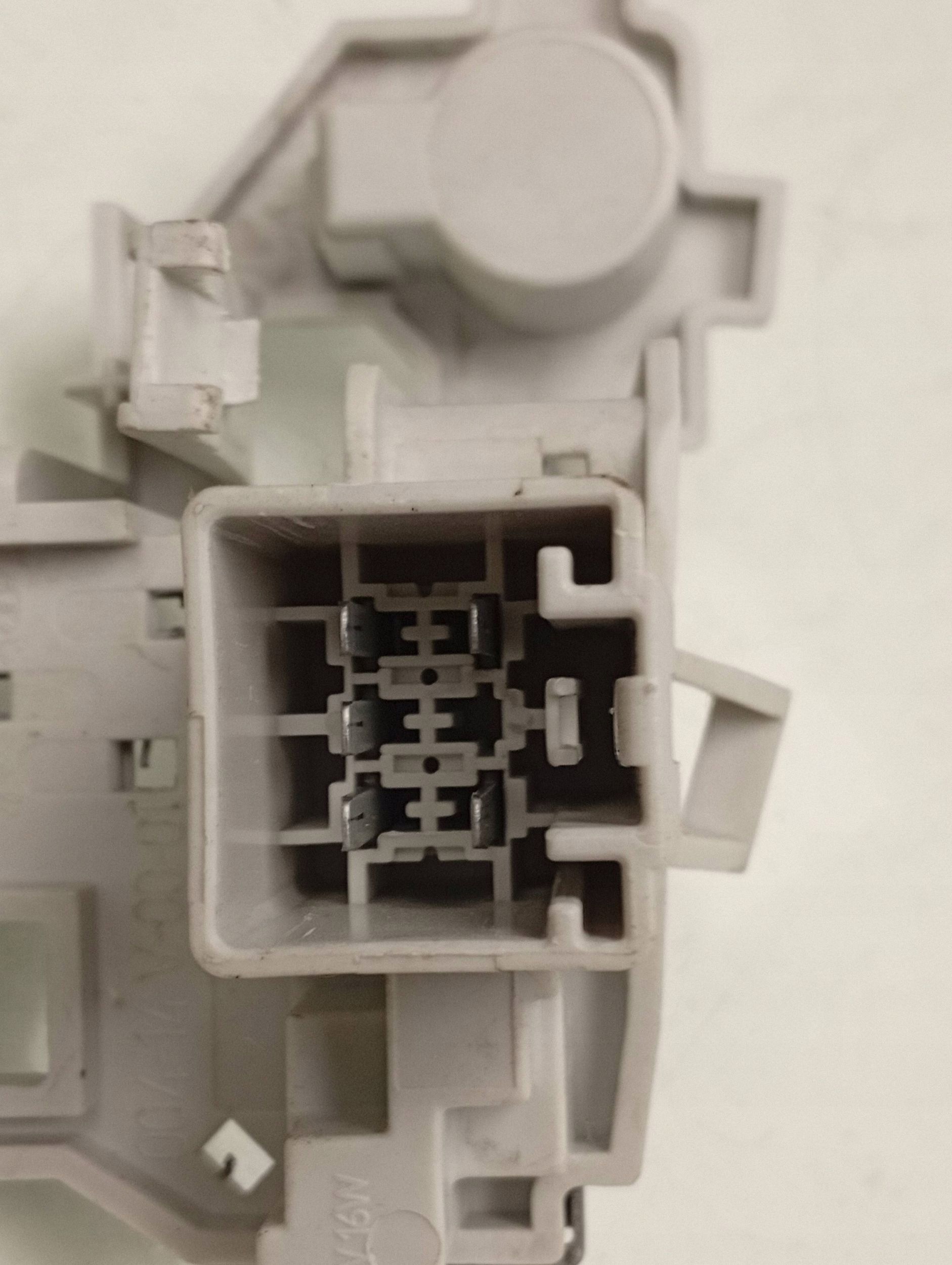 Takavalo-oikea Ford Fiesta MK7 2009, OEM 8A61-13404-A image 3