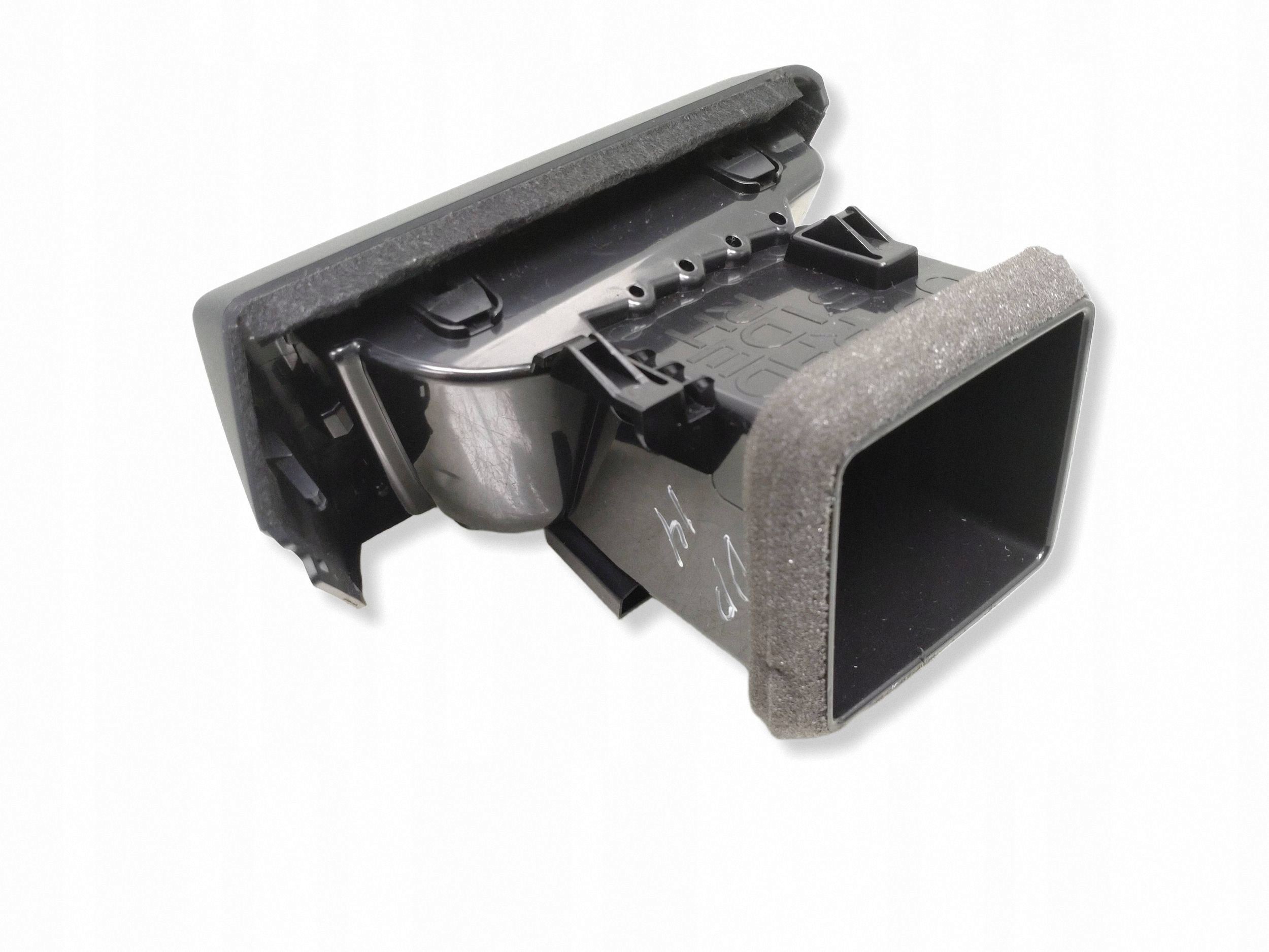 Nissan Leaf II Grade Lateral Vent 687605SK0B image 4
