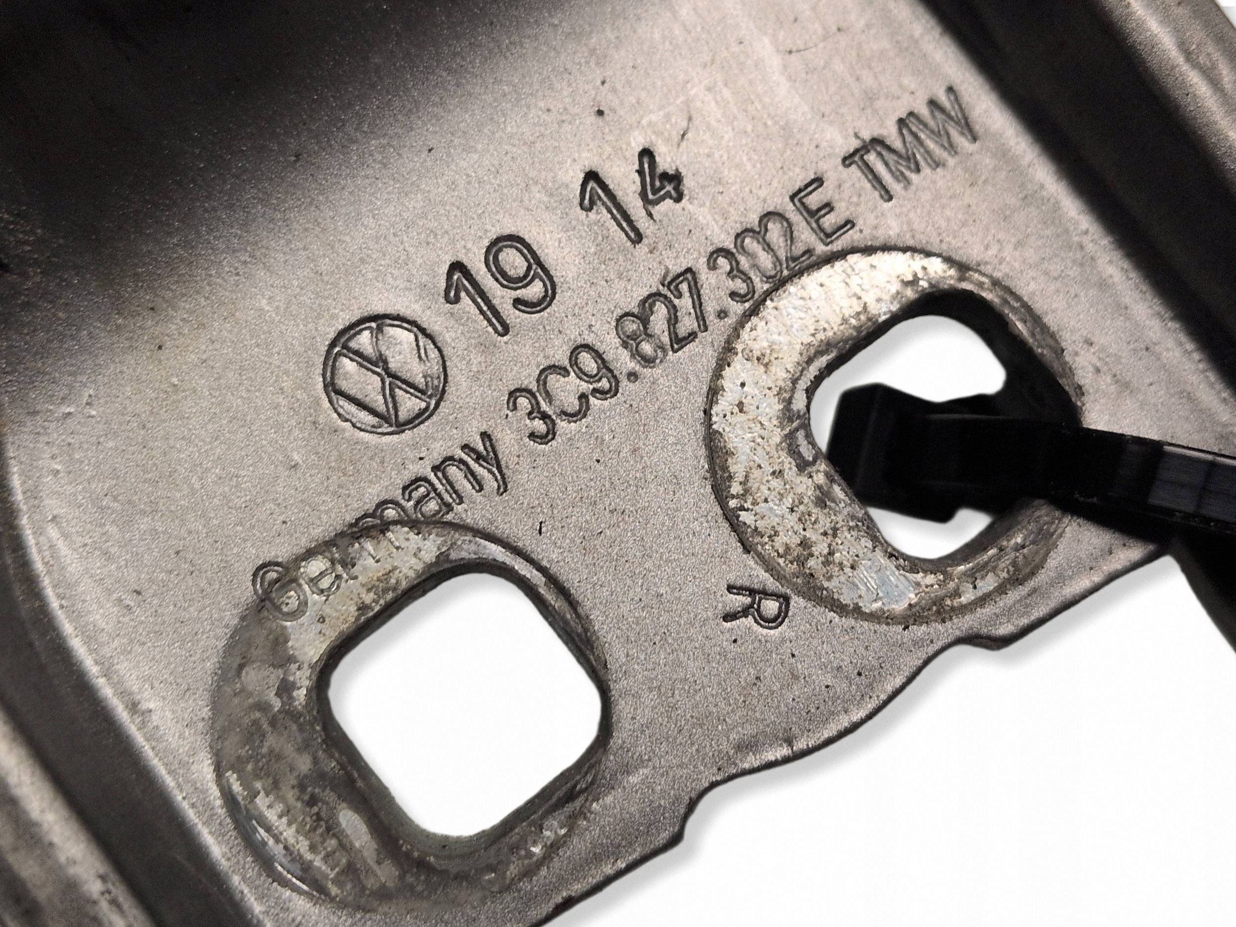 Charnière de hayon VW Passat B7 2014 OEM 3C9827301E image 5
