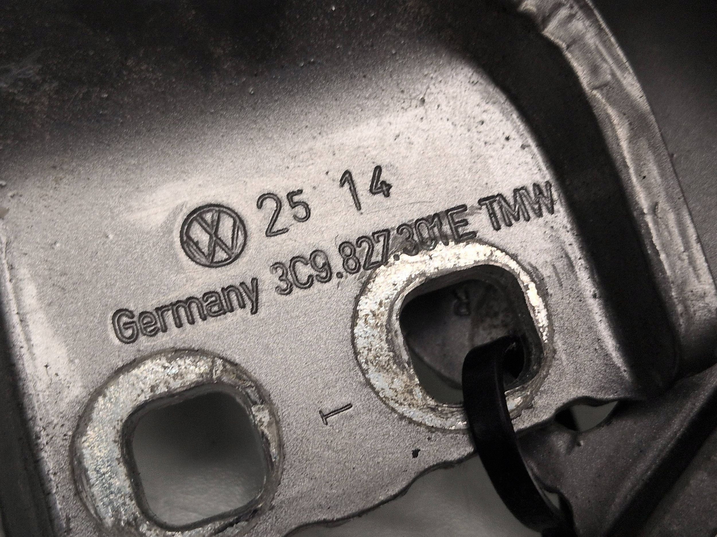 Charnière de hayon VW Passat B7 2014 OEM 3C9827301E image 6