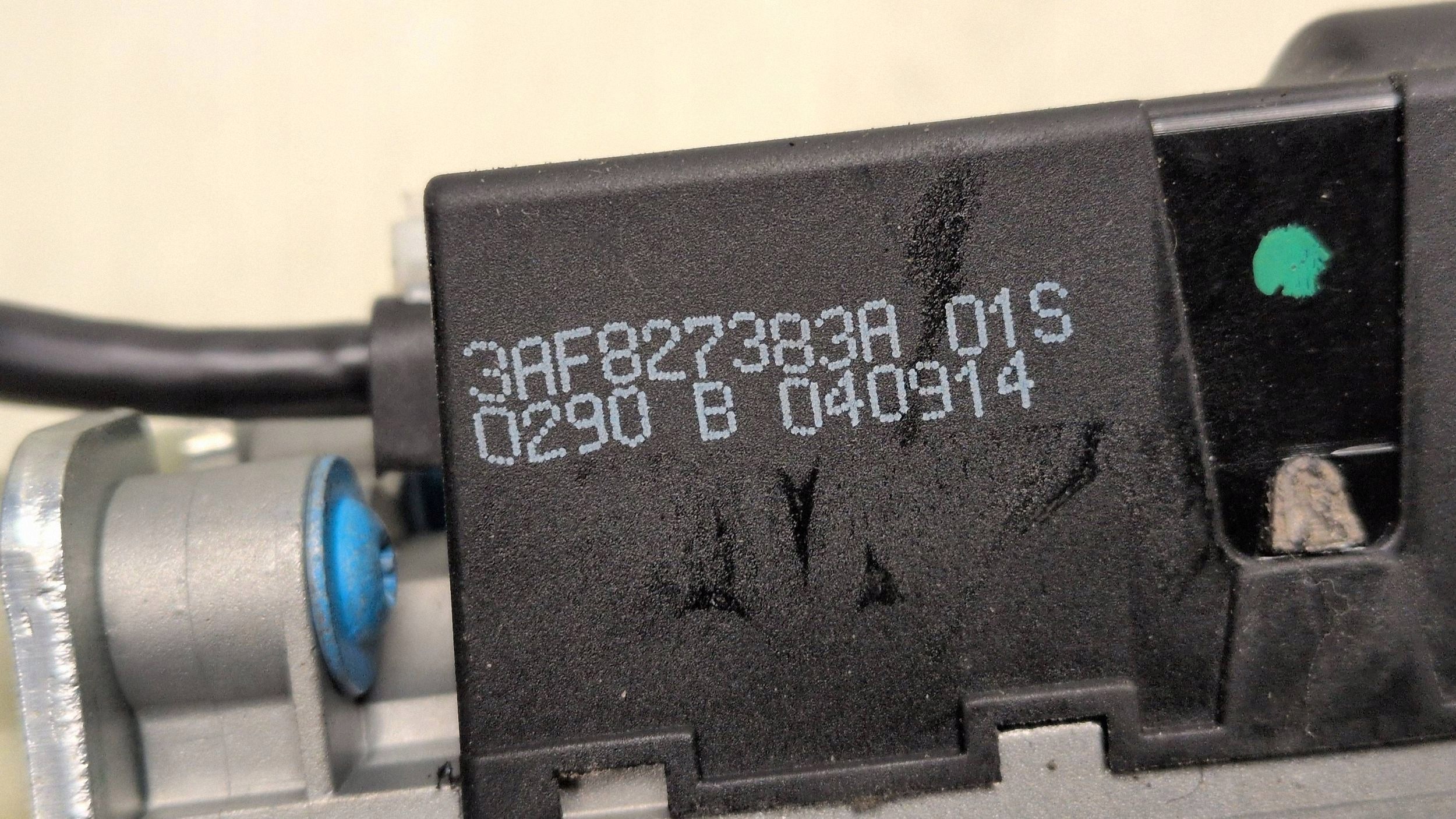 VW Passat B7 Variant Tailgate Actuator 3AF827383A image 9