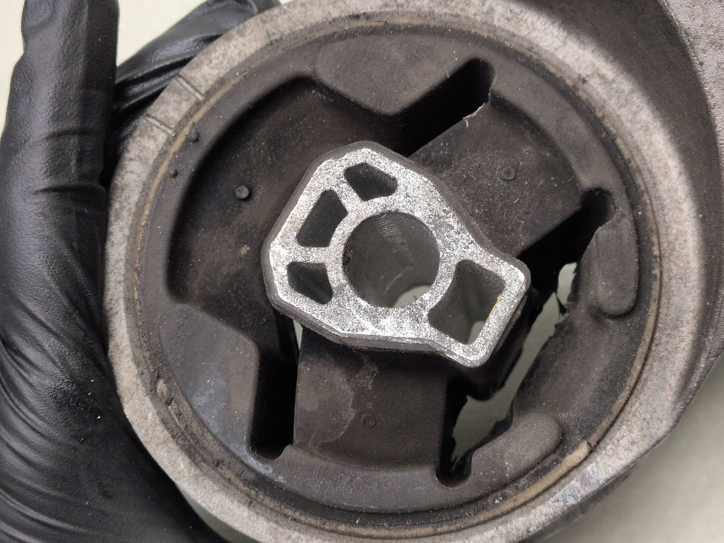 Chevrolet Captiva 2.4 Engine Mount X01187