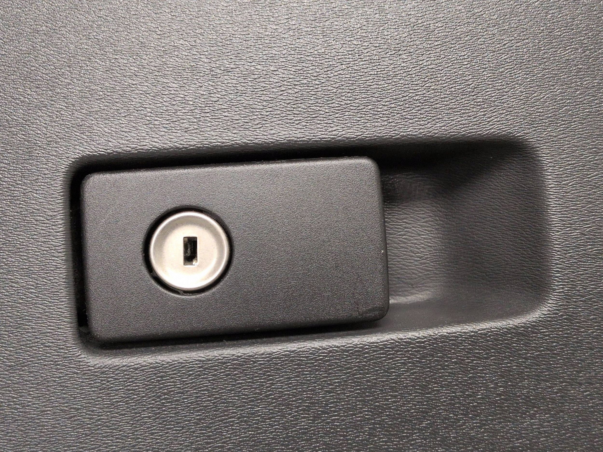 Cassetto Volvo V70 39996886 Usato