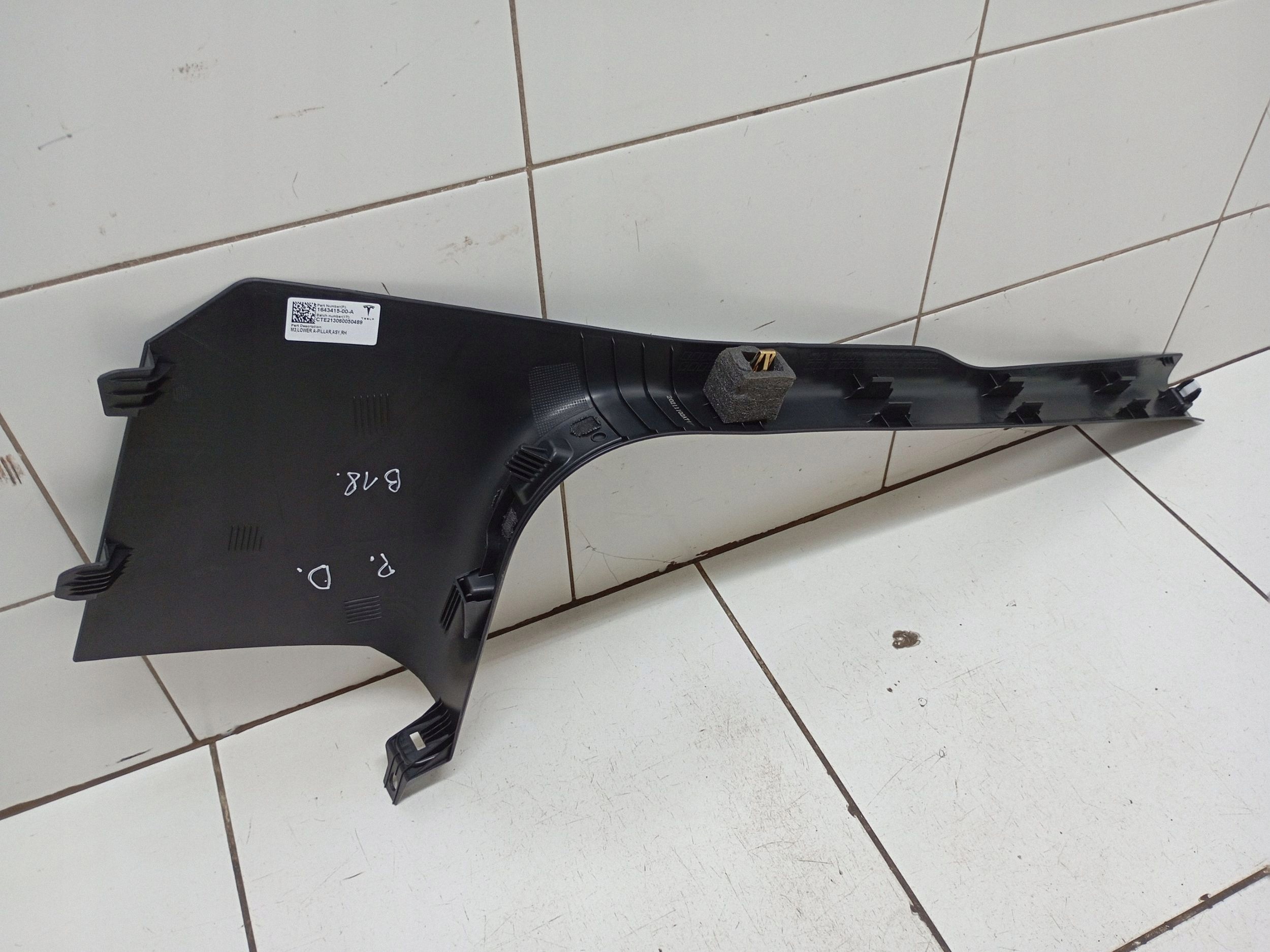 Tesla Model 3 2023 Etukynnyslista oikea 164341500A image 9