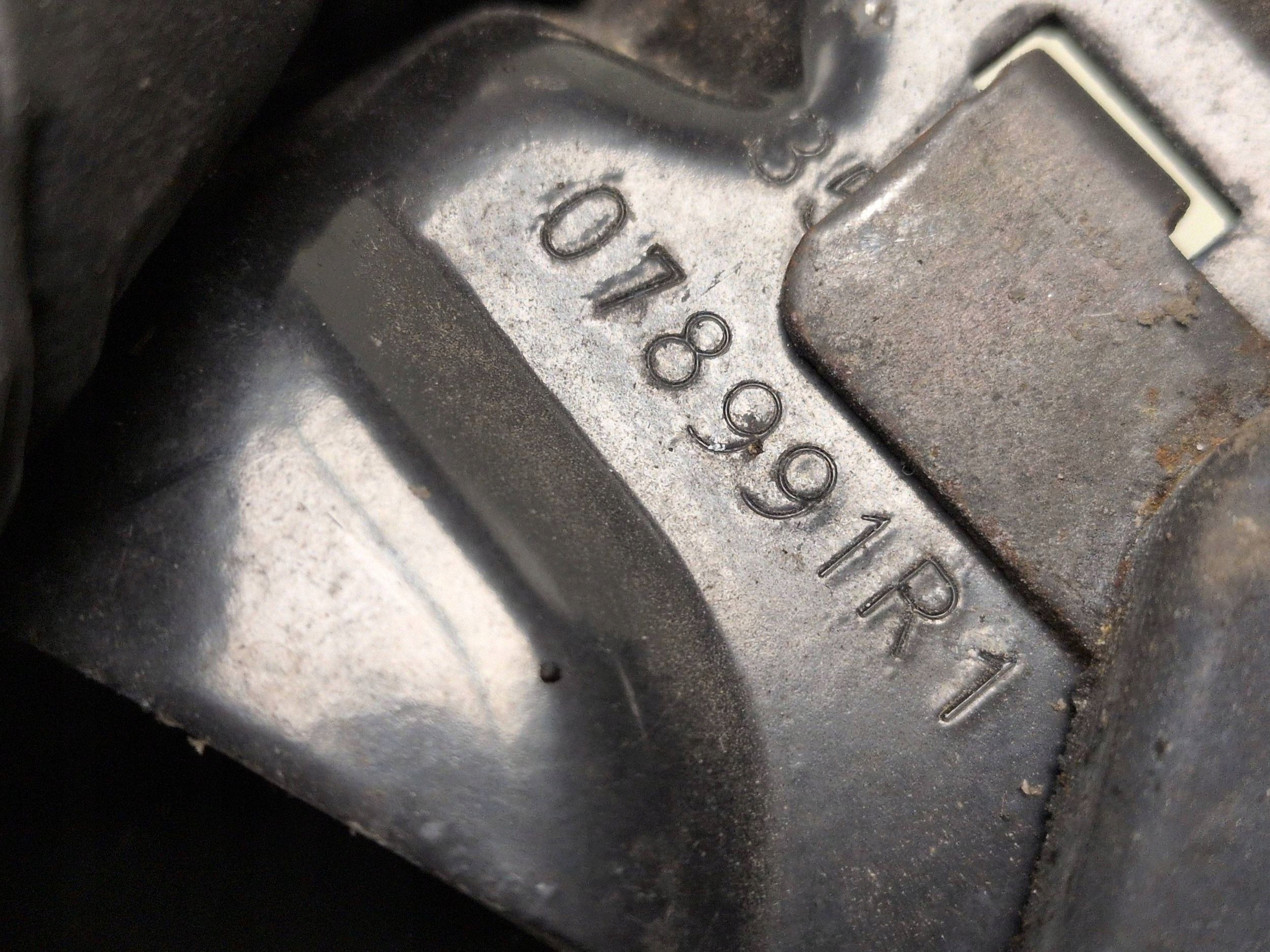 Peugeot 308 2014 Heckklappendämpfer OEM 9807899380 image 3