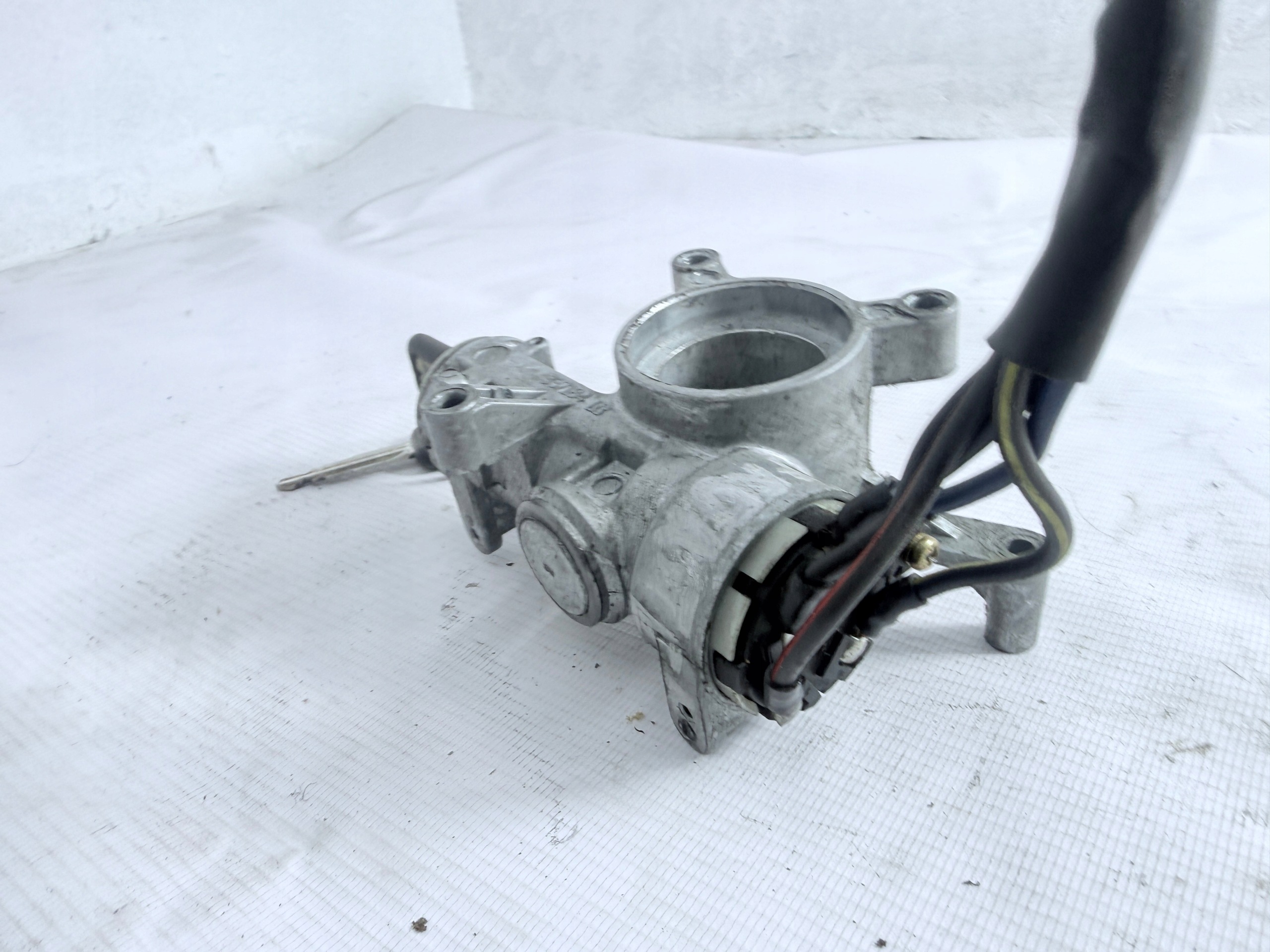 Opel Ignition Switch 337184 Used image 2