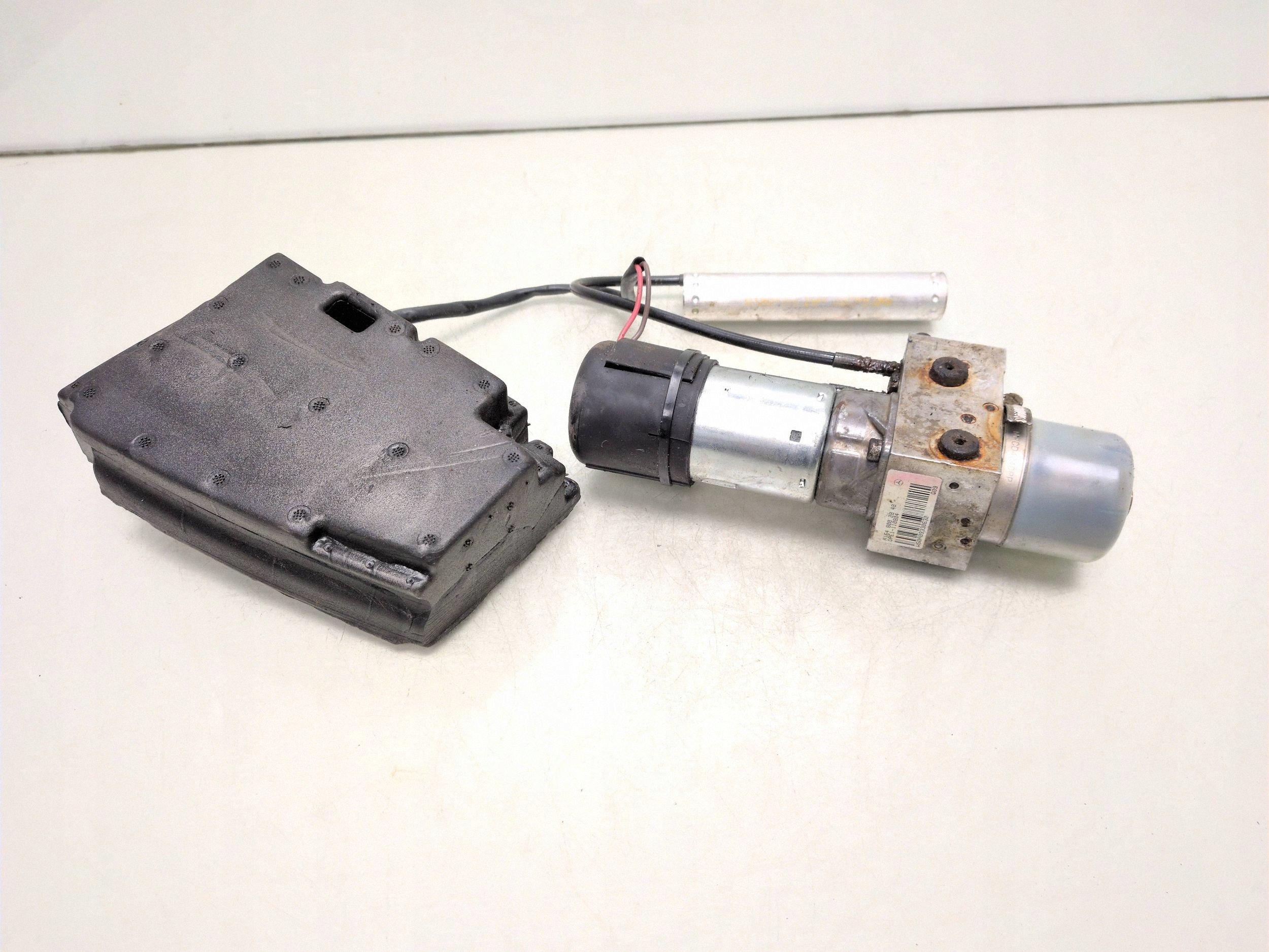 Mercedes-Benz OE A1648002848 Tailgate Pump image 6
