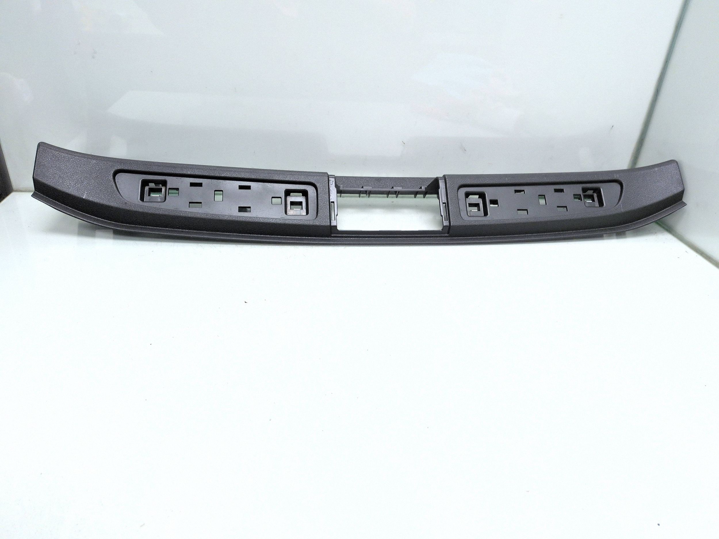 BMW X1 E84 2015 tavaratilan kynnyslevy