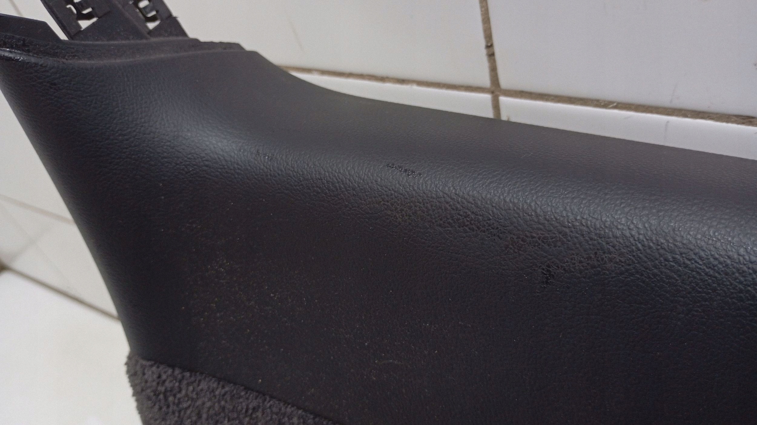 Plastiques coffre Porsche Cayenne 7L5867601 image 9