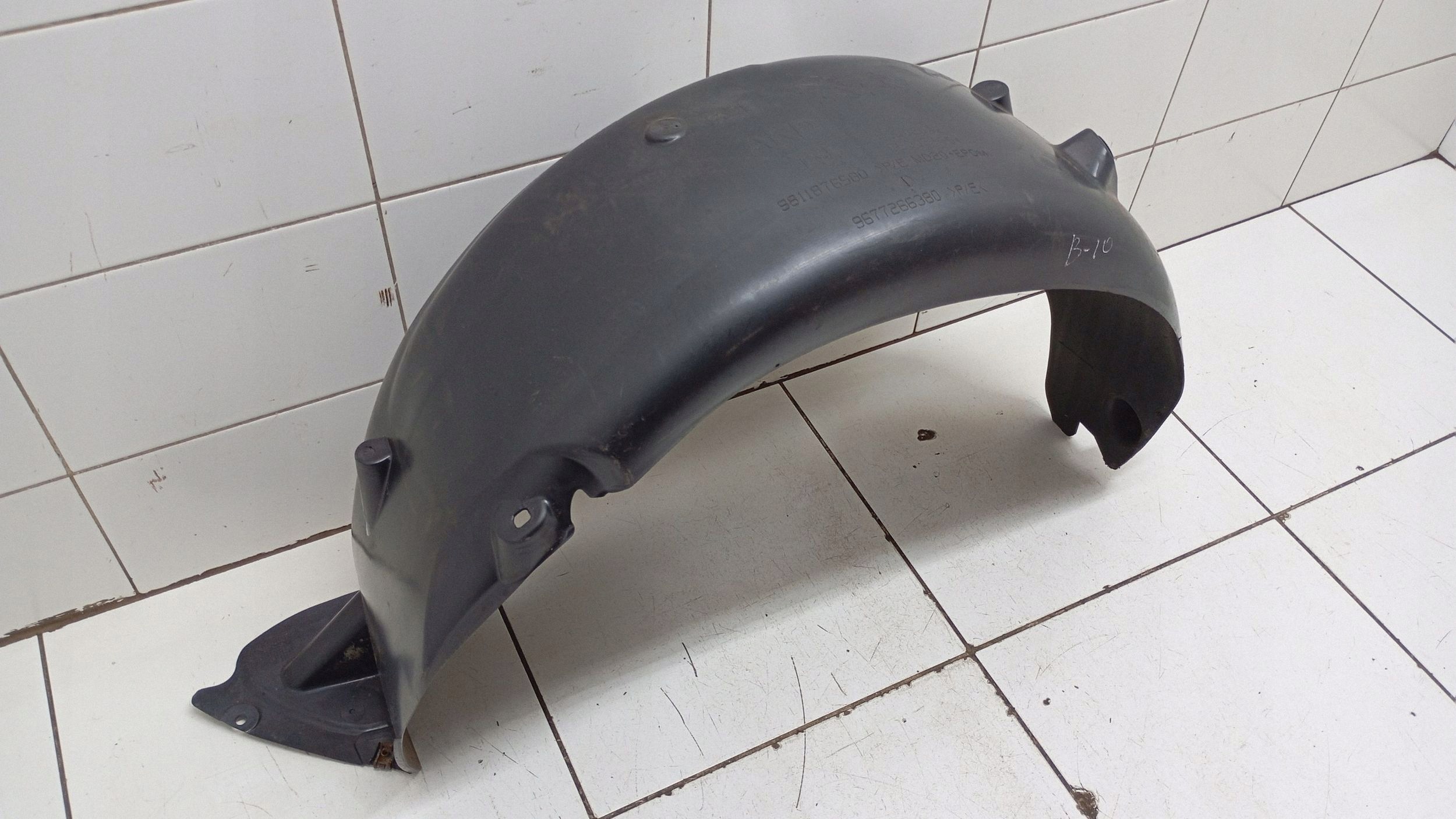 Peugeot 308 2015 Takapyöränkaari oikea 9811876580