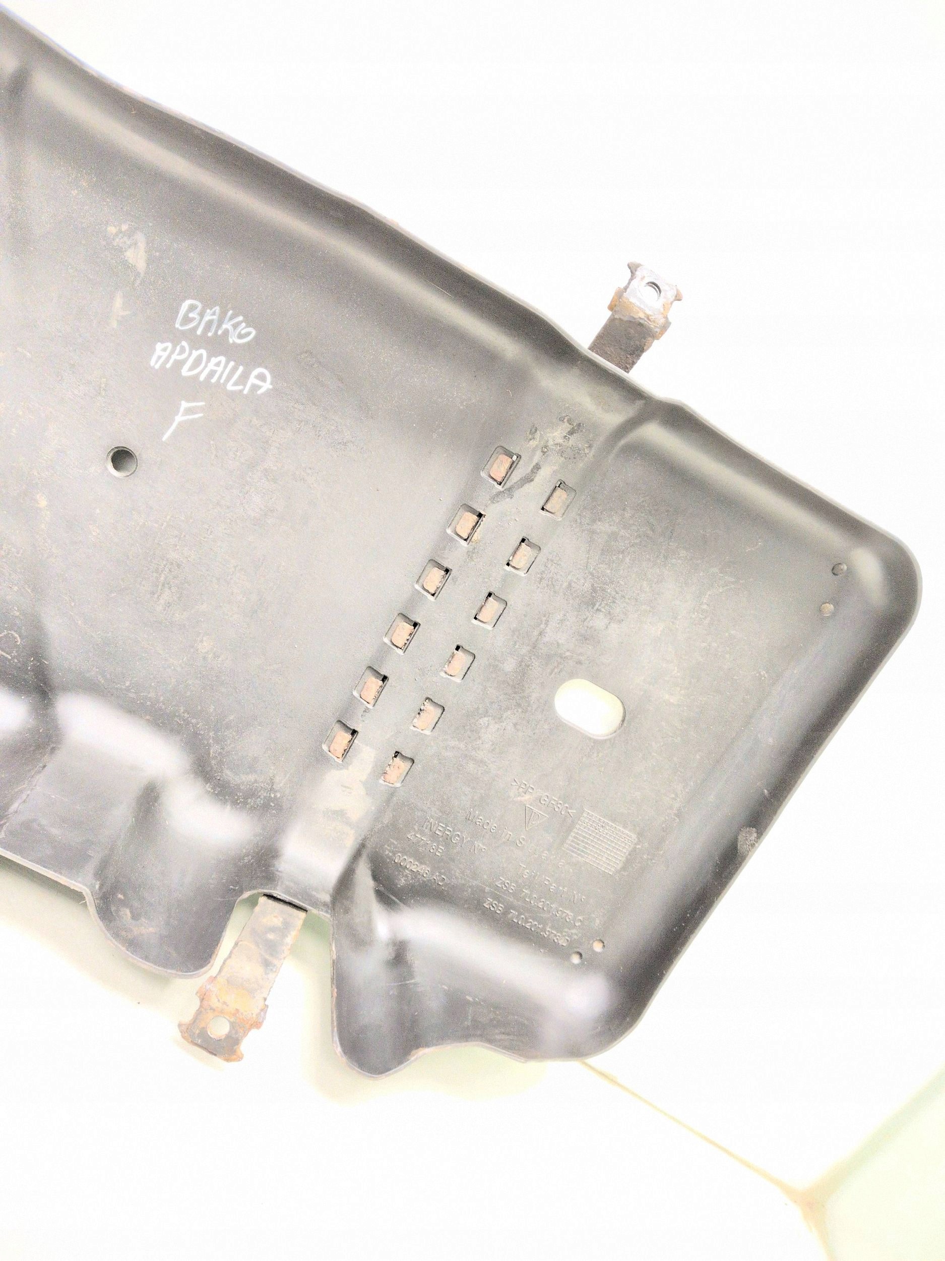 Porsche Cayenne 92A 2017 Bränsletanksskydd 7L0201973C