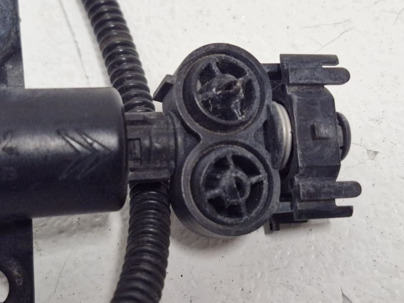 Peugeot 308 II T9 etusumuvalon pesuri, vasen, OEM 65424532 image 4