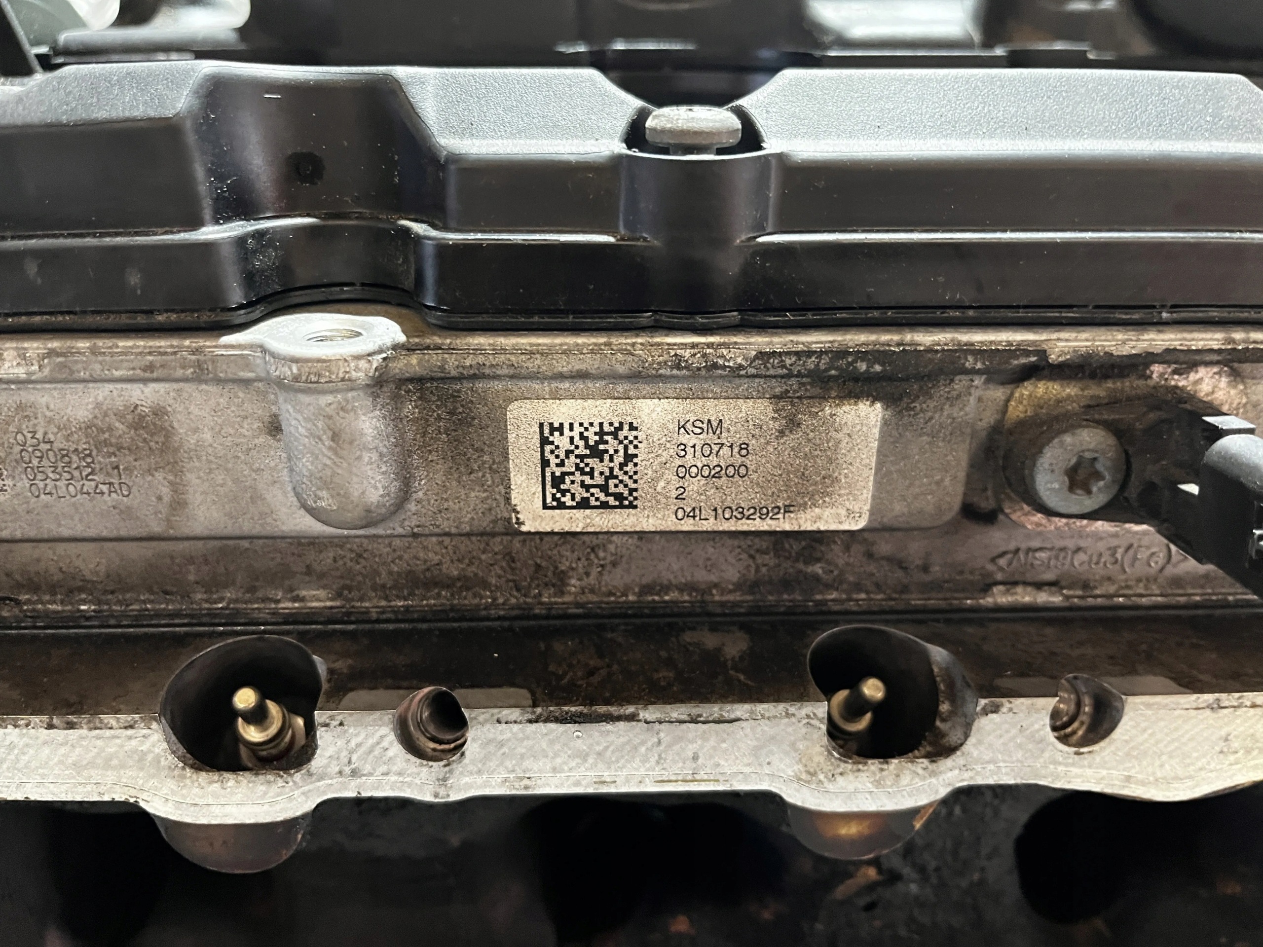 Skoda Karoq 2.0 TDI moottorin kannen 04L103292F