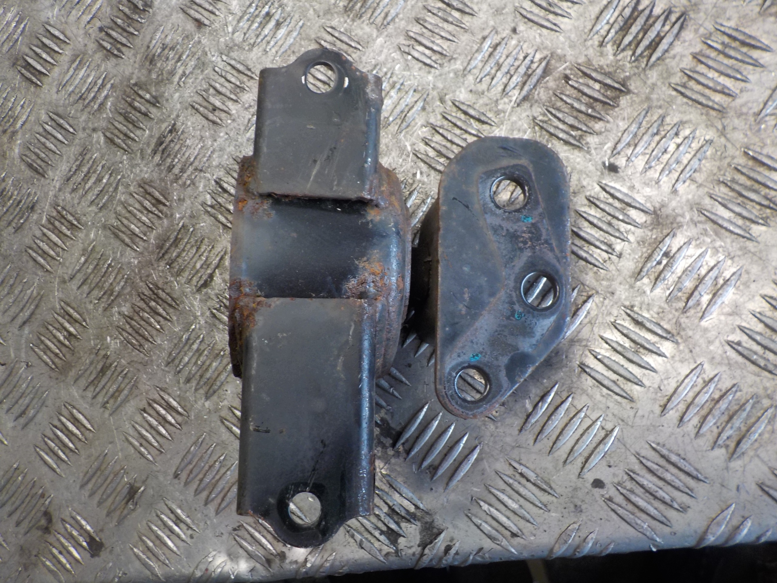 Soporte de motor Hyundai IX20 1.6 CRDI usado image 3