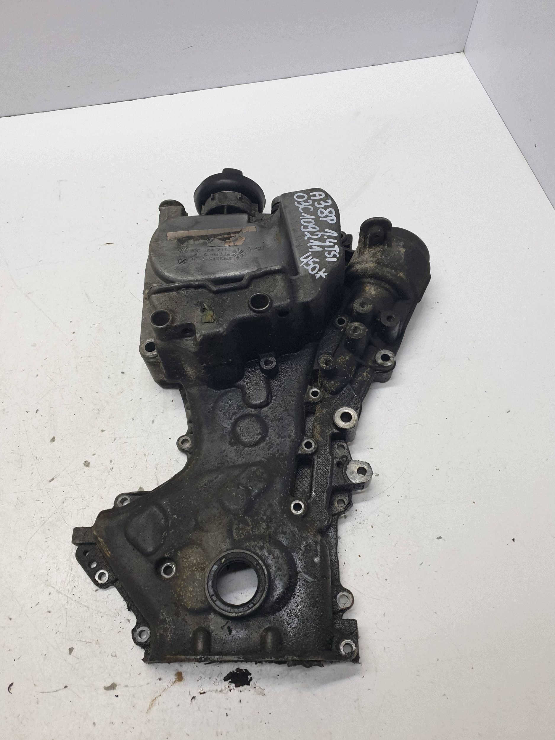Carter de distribution Audi A3 8P 1.4 TSI 03C109211 image 2