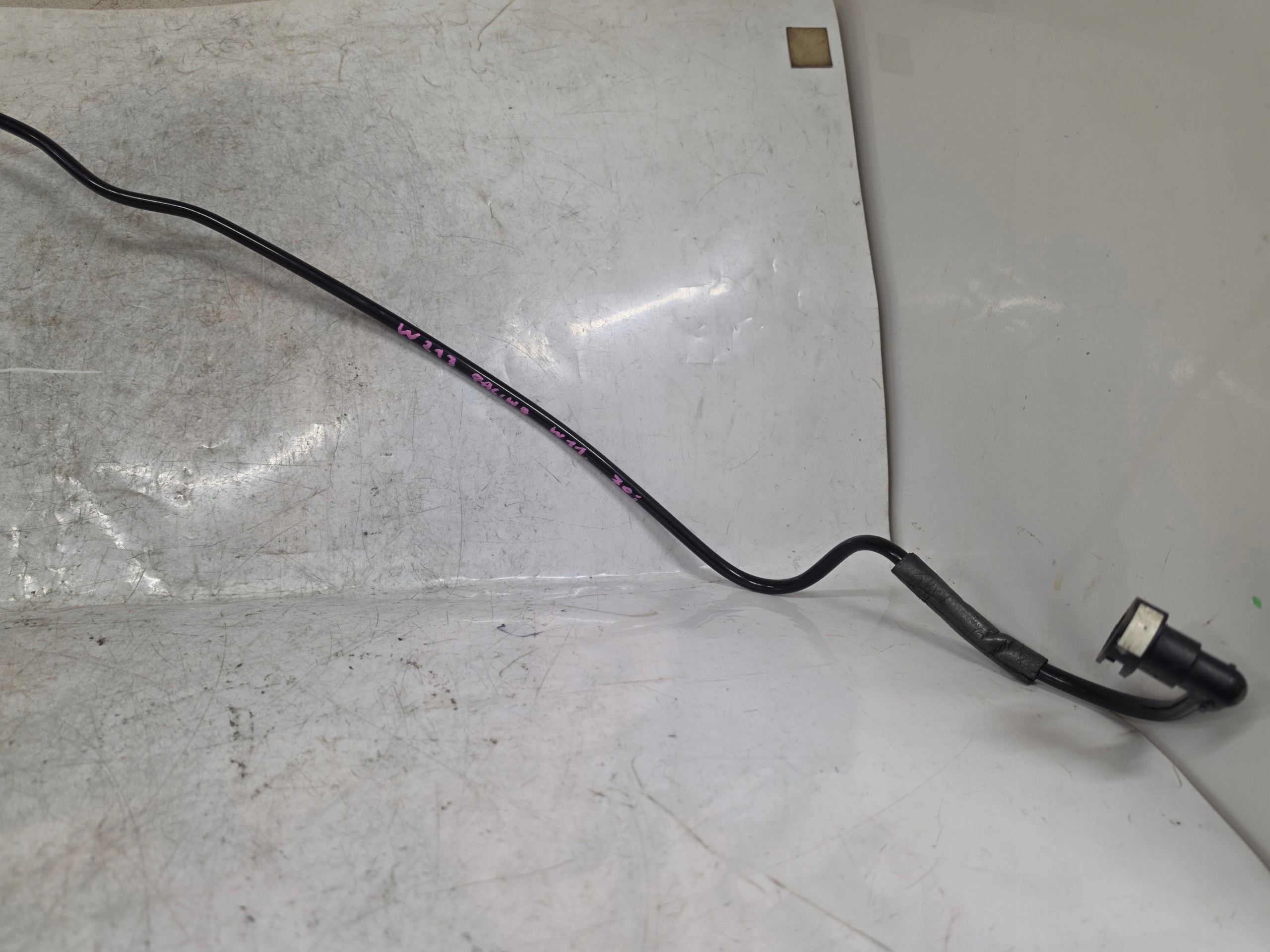 Conduite de carburant Mercedes W213 OE 100117819 image 3