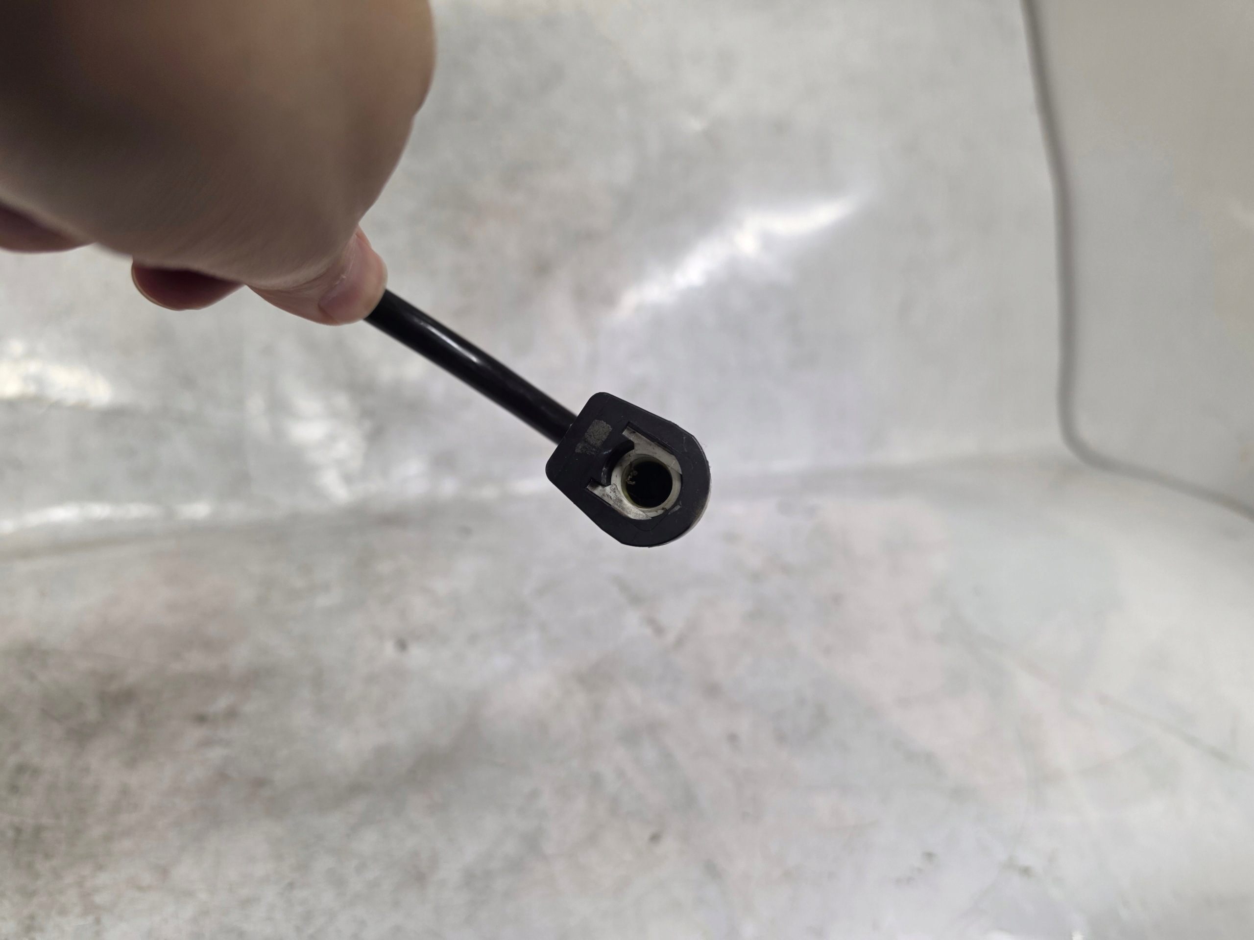 Conduite de carburant Mercedes W213 OE 100117819 image 6