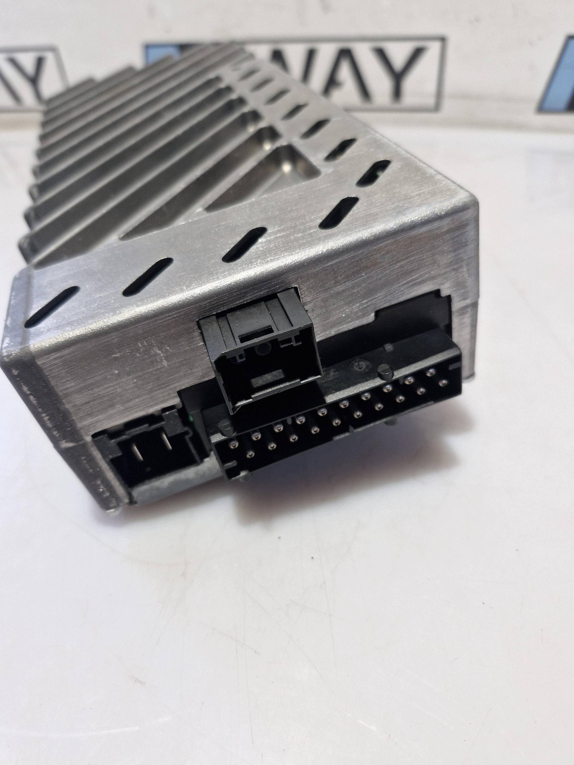 6815969 BMW F01 F02 F06 F10 F11 Top HiFi -vahvistin