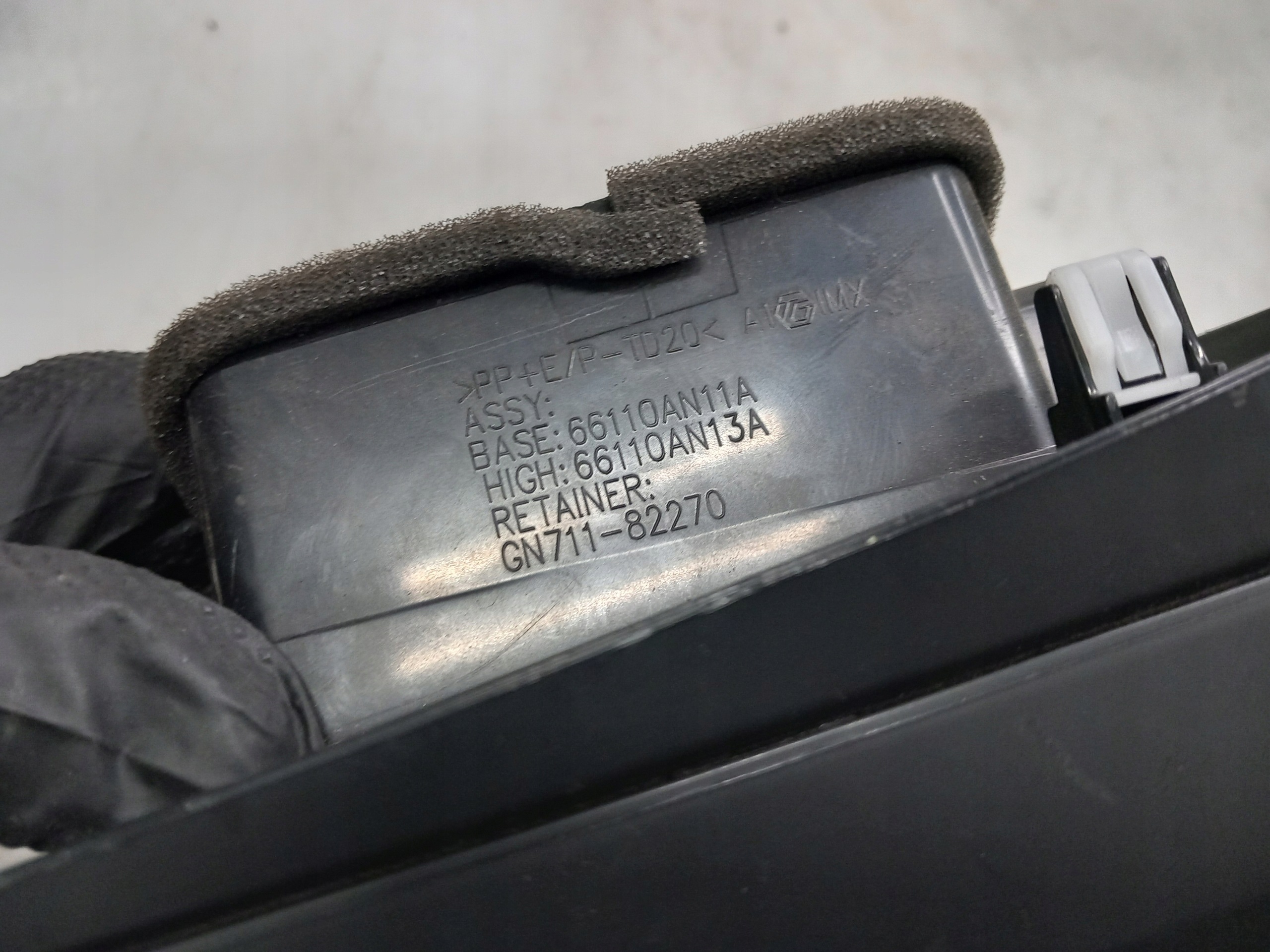 Subaru Outback VI vasen ilmanvaihtoritilä 66110AN11A
