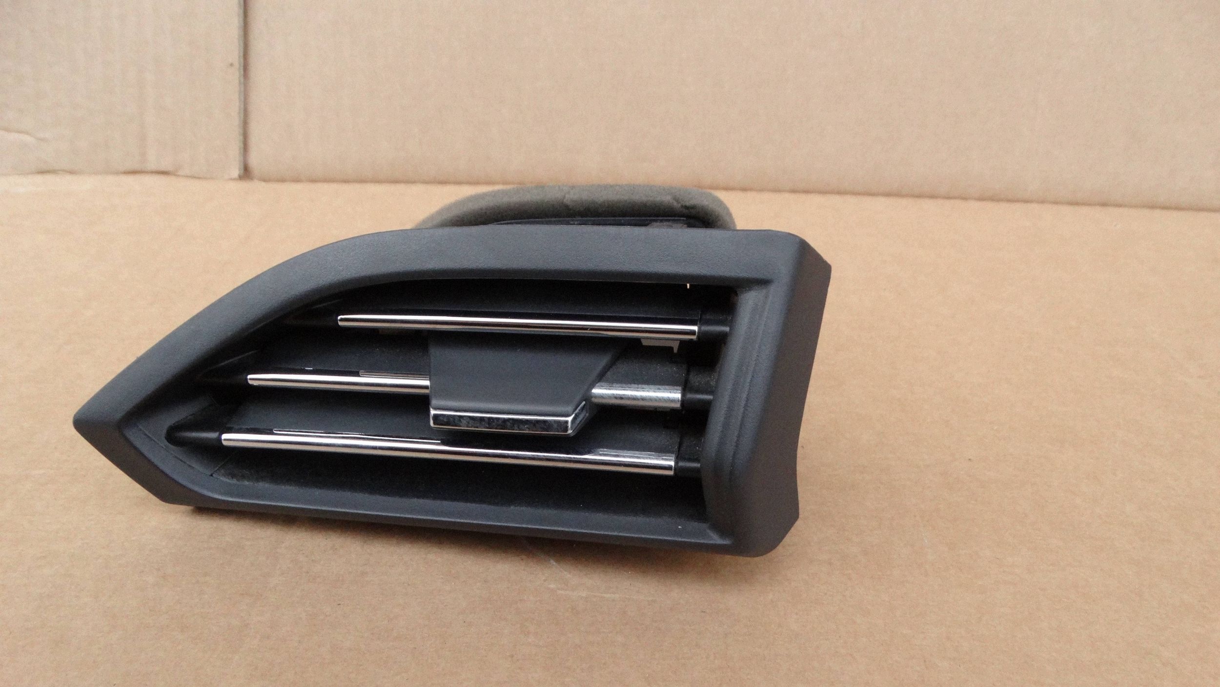 Grille d'aération droite Maxus V90 Deliver 9 C00127779 image 2