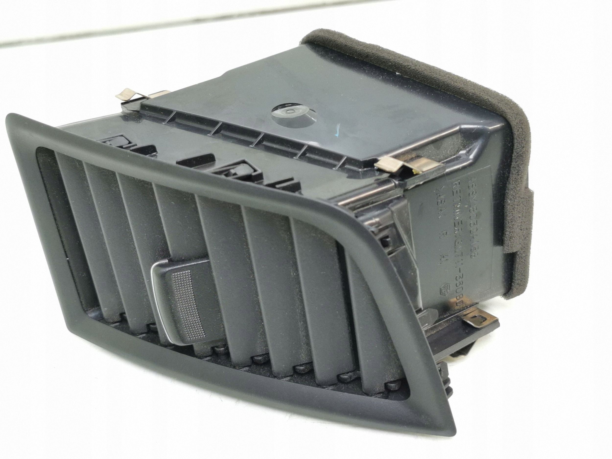Grelha de Ventilação Mitsubishi OE 8030A158 Usada image 6