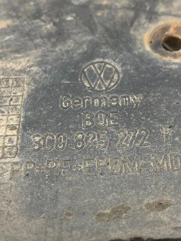 Moottorin suojus VW Passat B7 3C0825272 image 4
