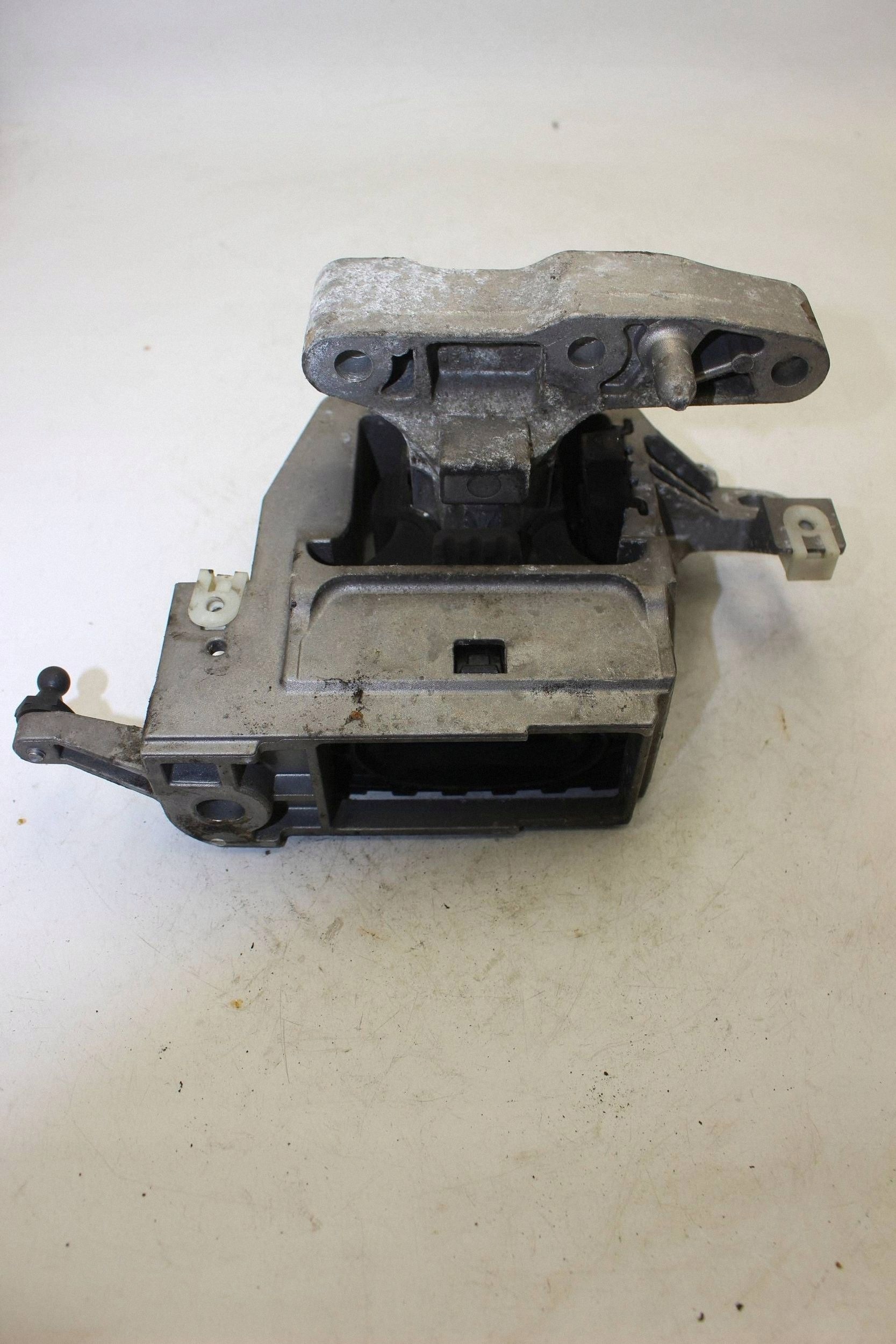 Engine Mount Bracket BMW X1 F48 6875630 Used image 2