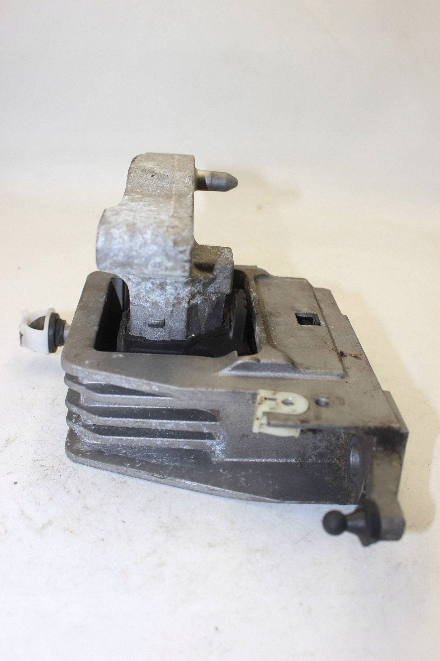 Engine Mount Bracket BMW X1 F48 6875630 Used image 4