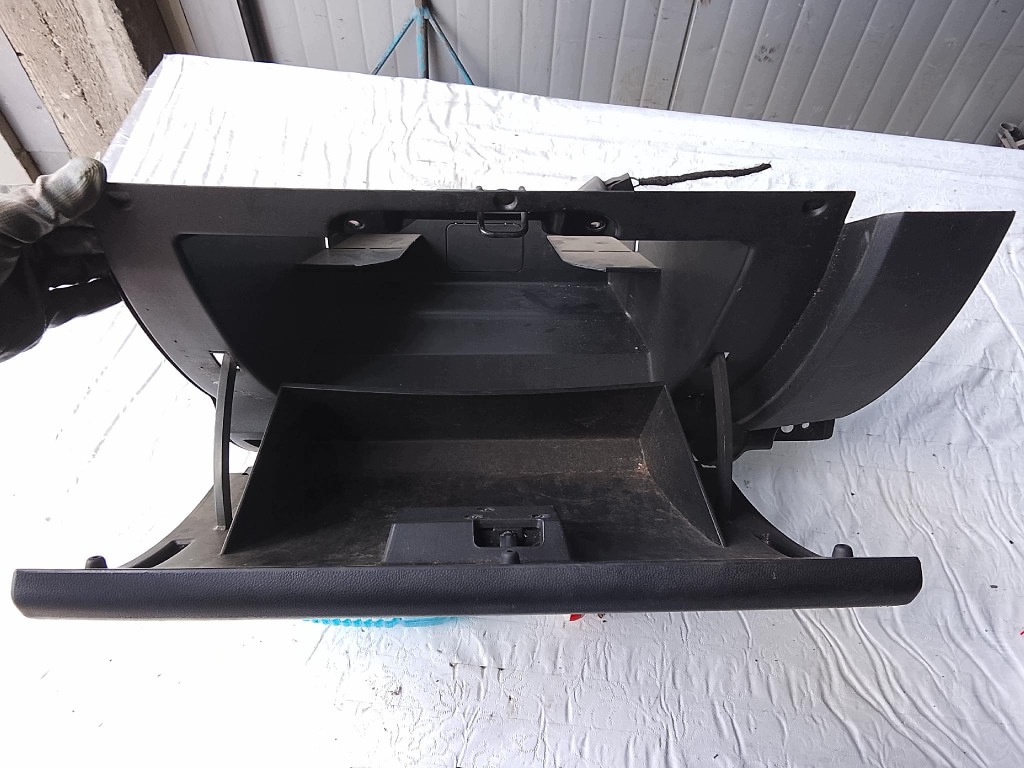 Porta-luvas Mazda 5 usado OEM K-212249-12622906 image 3