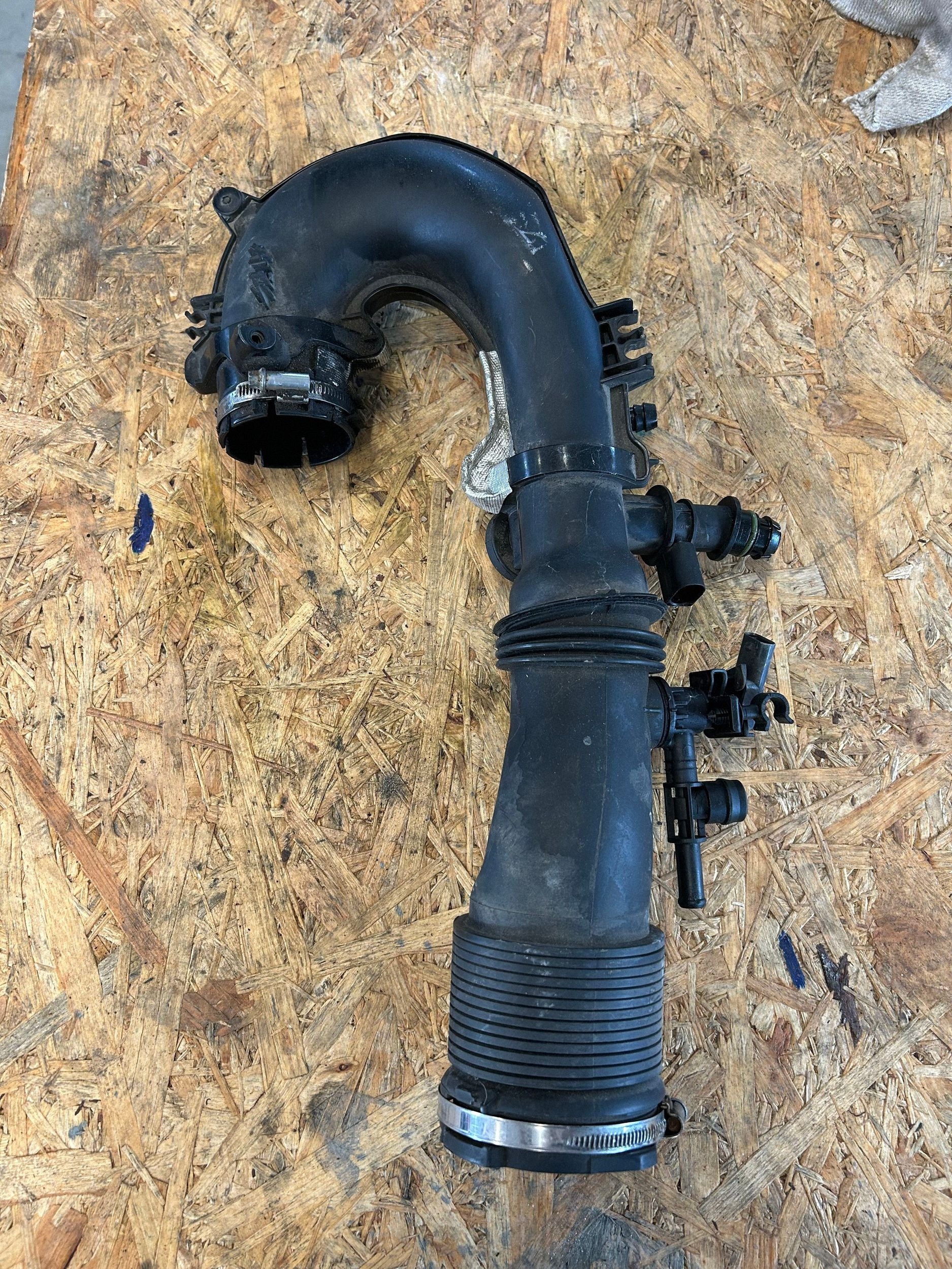 Durite turbo Mercedes CLA C117 A2700901129 image 2