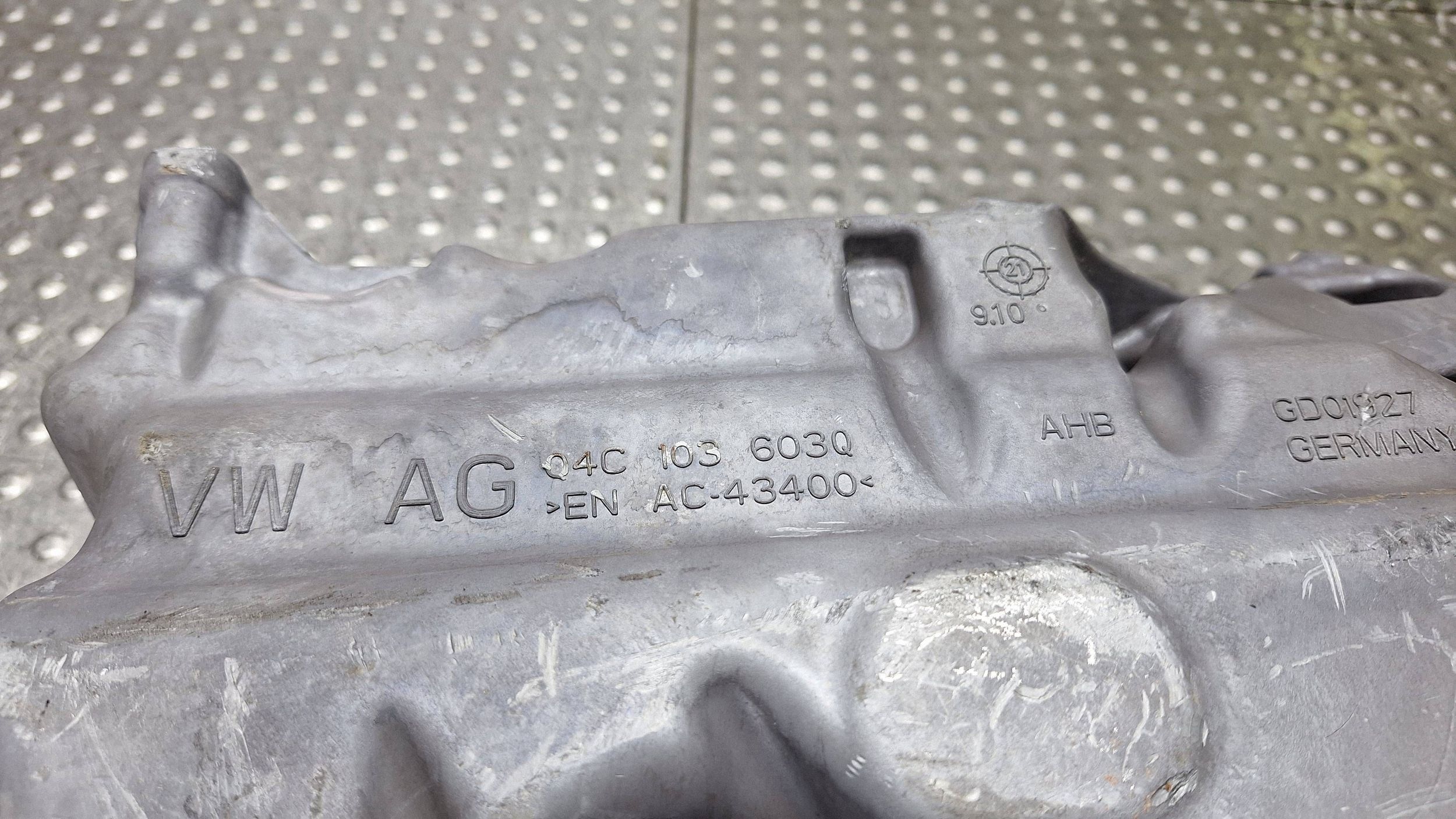 Oliepan met sensor 04C103603Q voor VW 1.0 TSI image 7