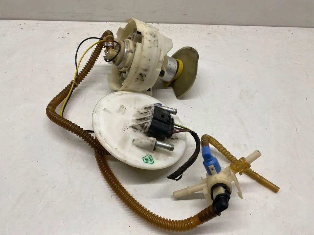 Polttoainepumppu Audi A6 C5 2.4 121kW 8E0905087E image 2