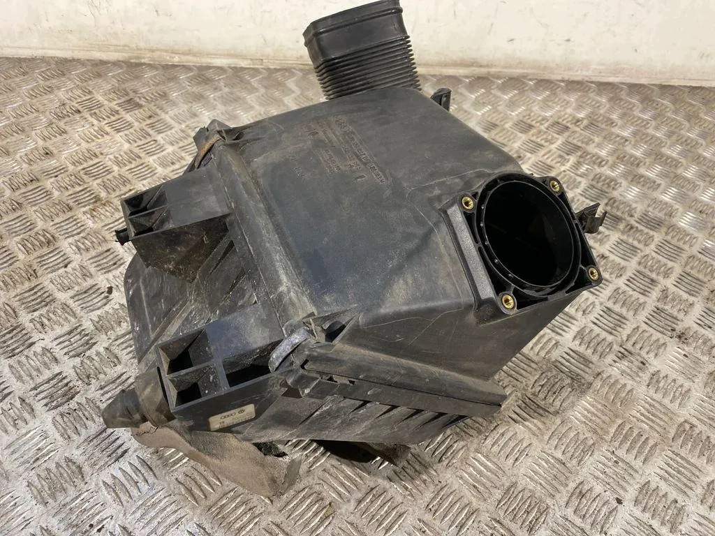 Ilmansuodattimen kotelo Audi A6 C5 2.4 078133837BF