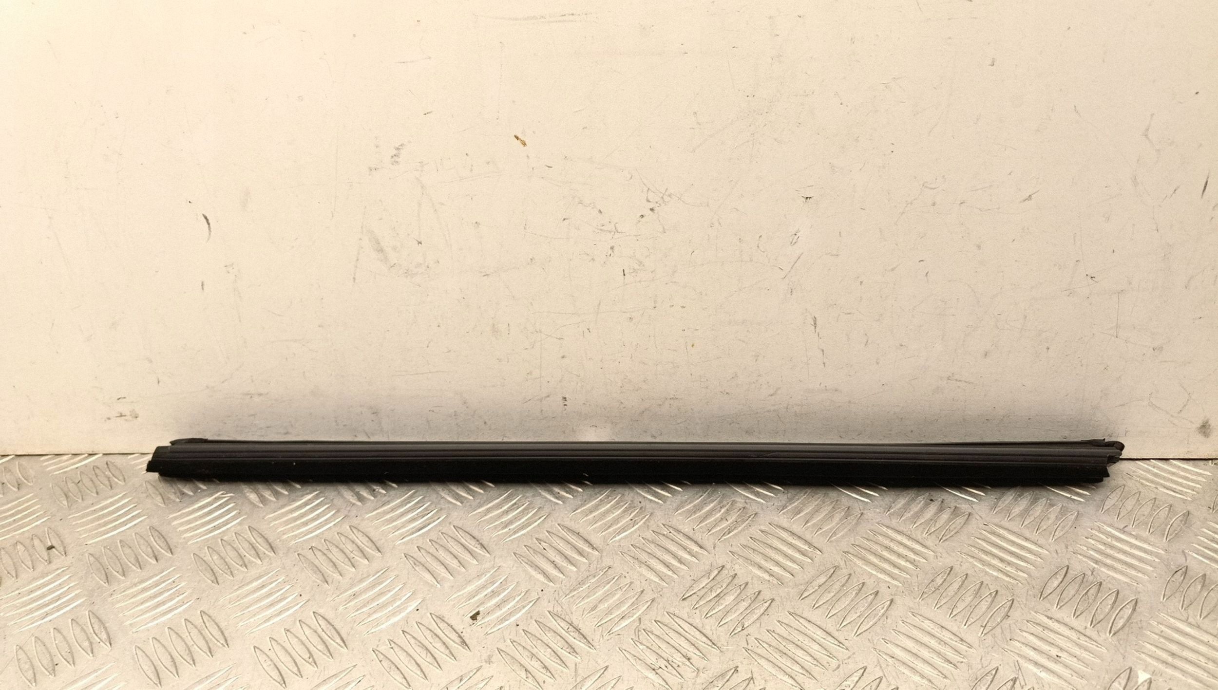 Skoda Enyaq iV Heckscheibenleiste 5LA839479A image 3