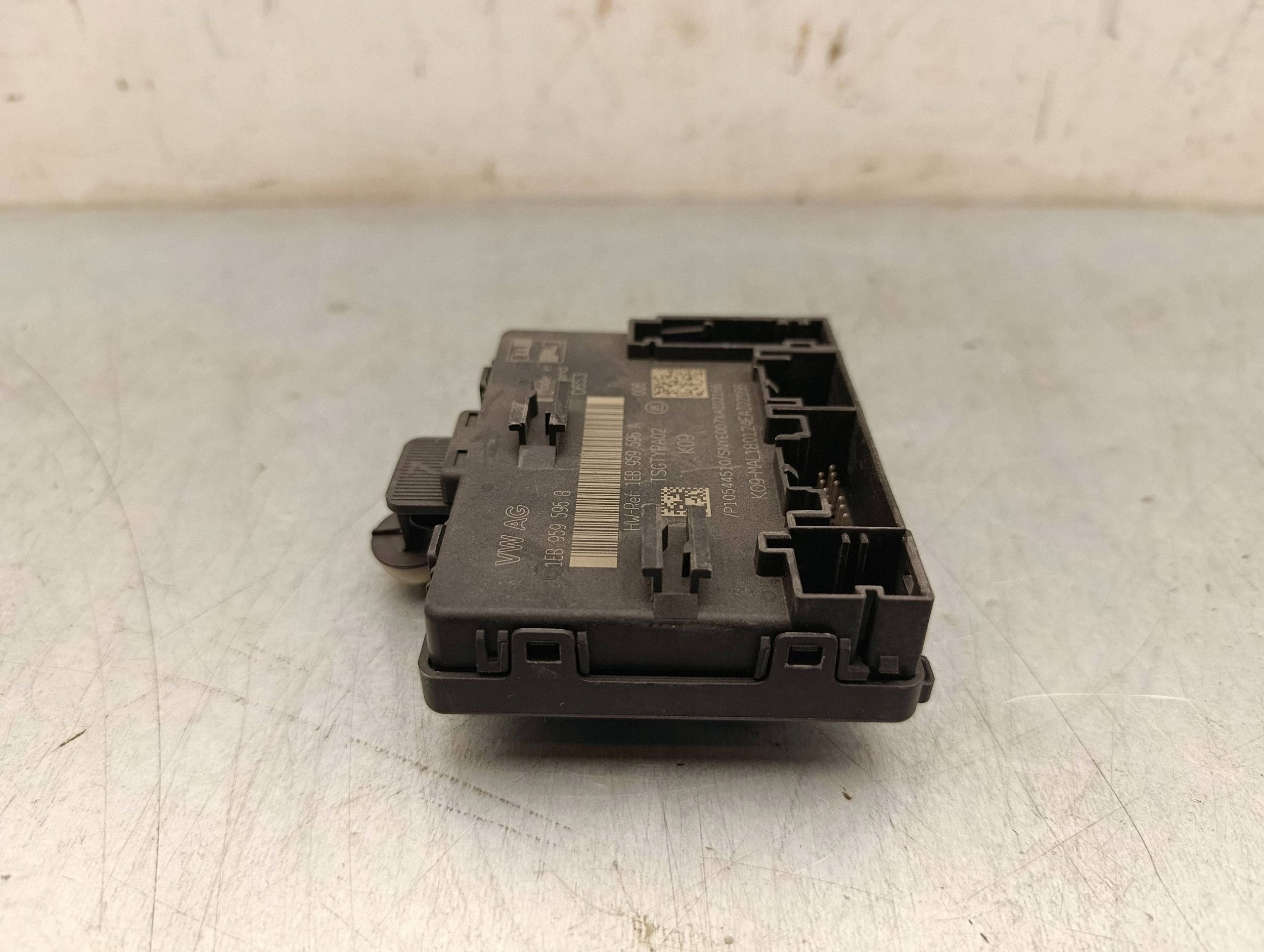 Skoda Enyaq iV oven ohjain 1EB959596B
