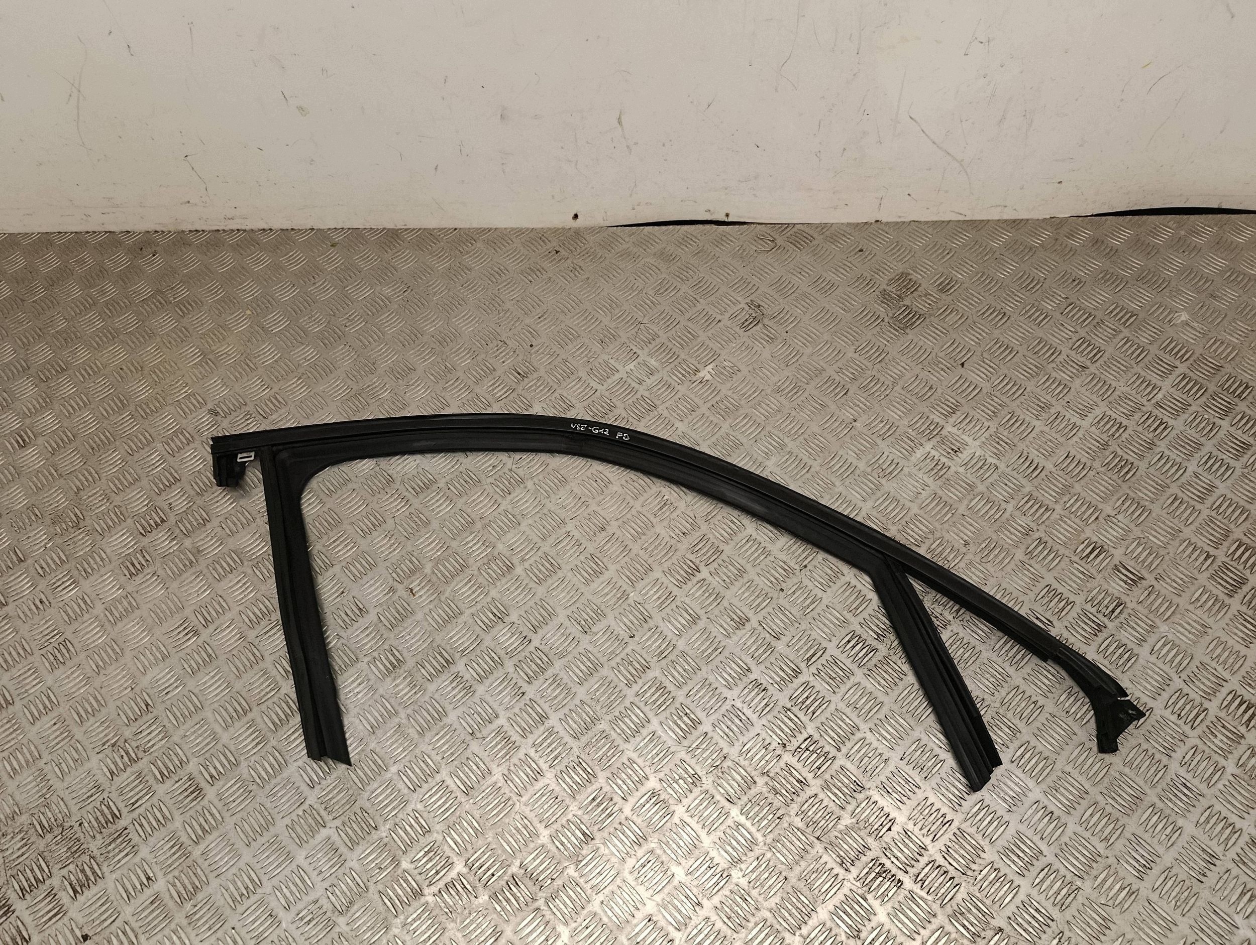 Joint de vitre avant Opel Mokka B 2023 9834497080 image 2