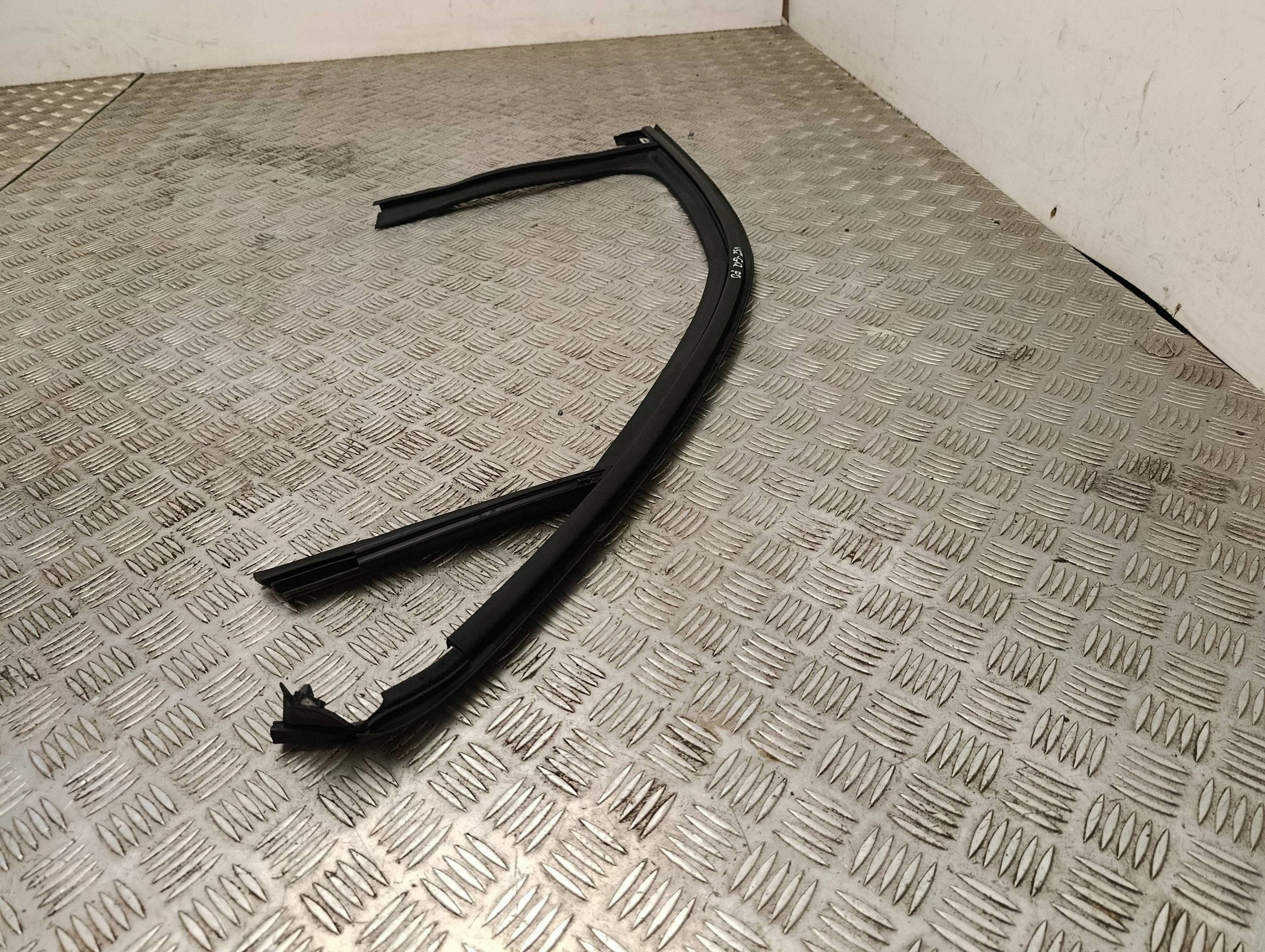 Joint de vitre avant Opel Mokka B 2023 9834497080 image 3