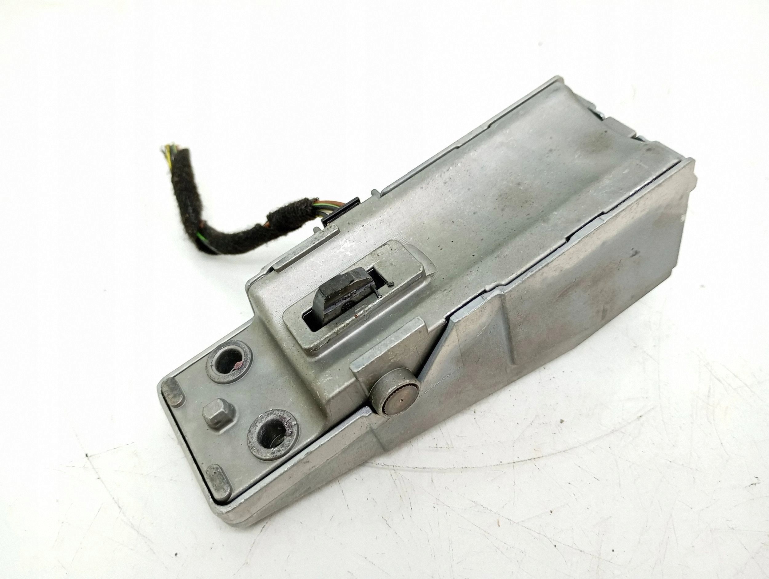 Ohjauspylvään lukitus A071107A0366E