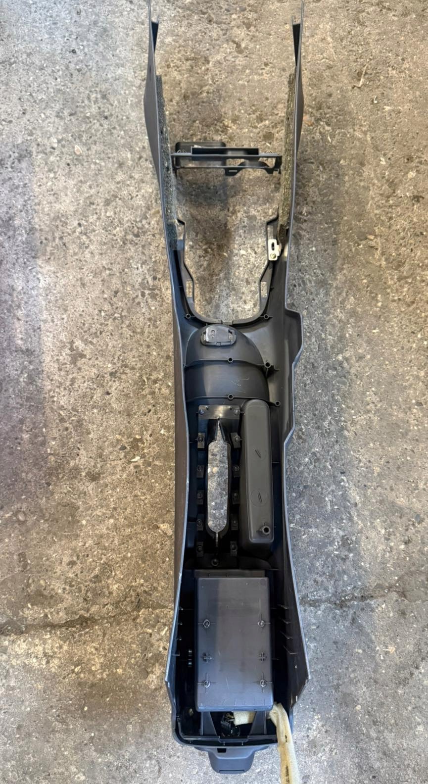 Keskikonsoli käsinojalla Nissan Almera N16 Lift