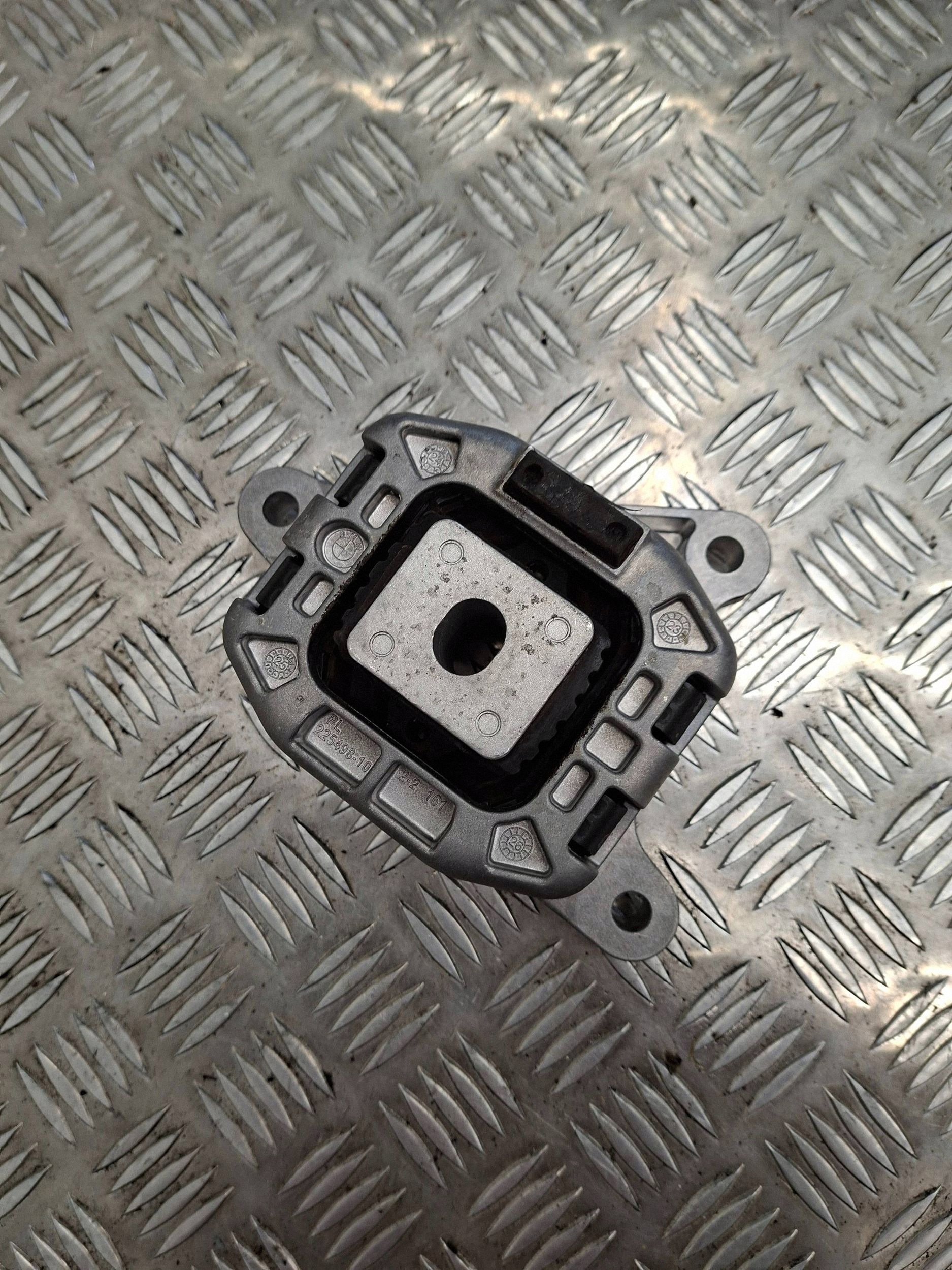 Soporte de motor BMW iX1 2025 usado image 2