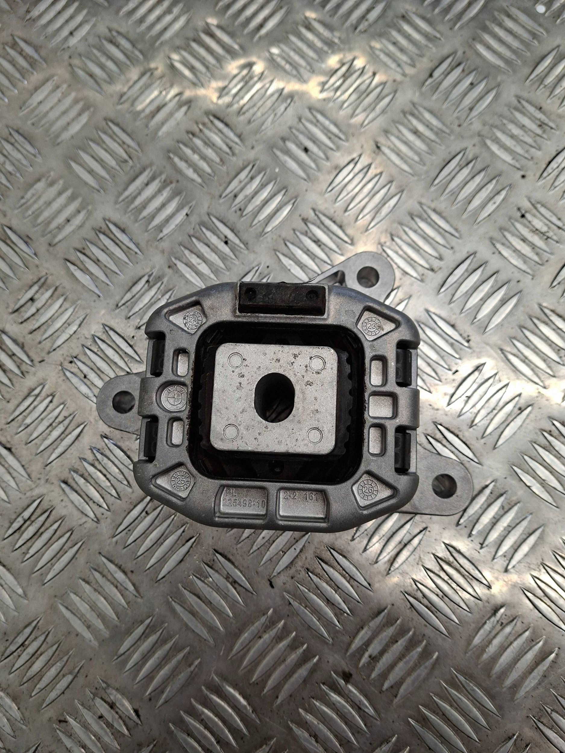 Soporte de motor BMW iX1 2025 usado image 3