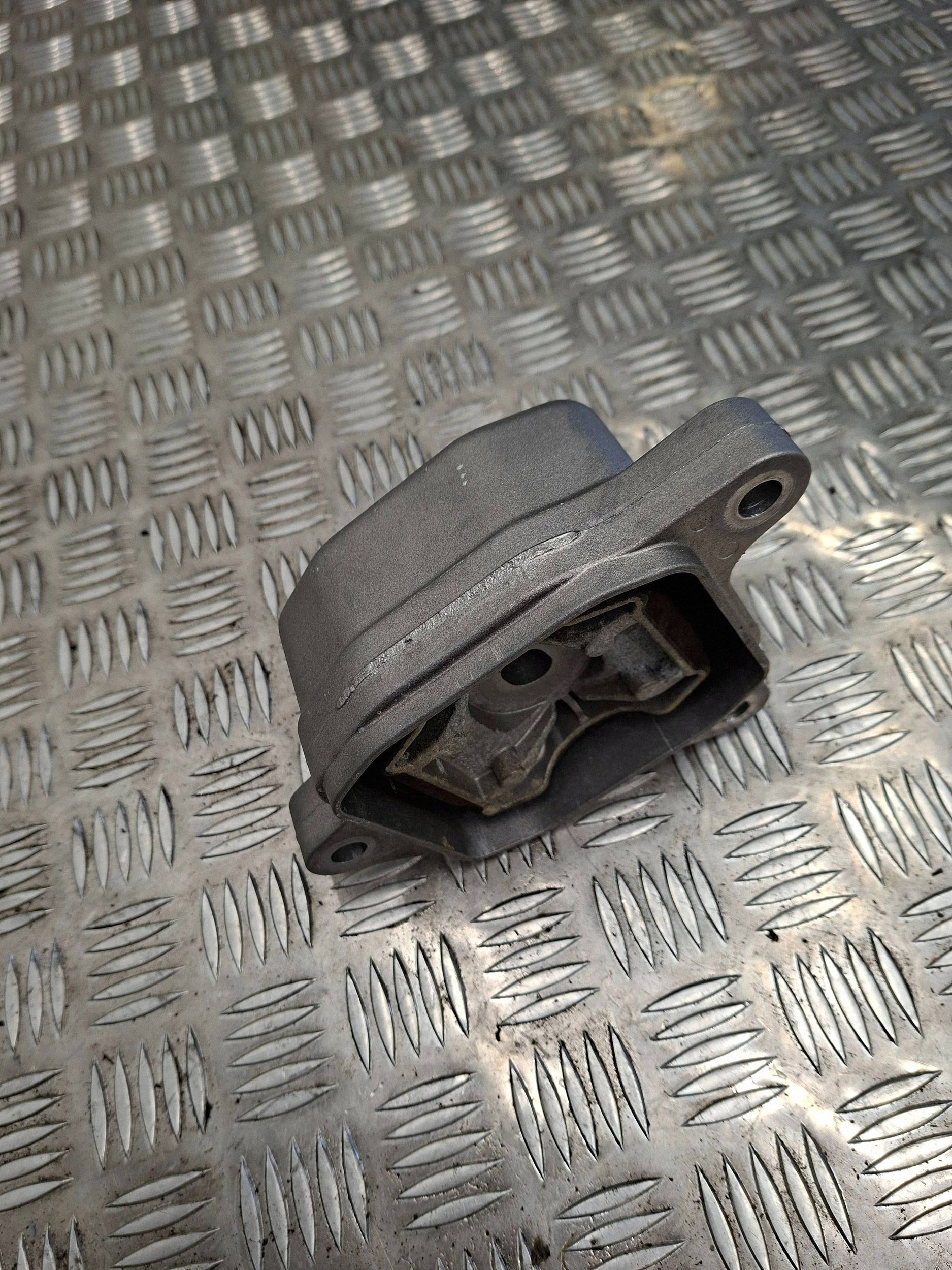 Soporte de motor BMW iX1 2025 usado image 4