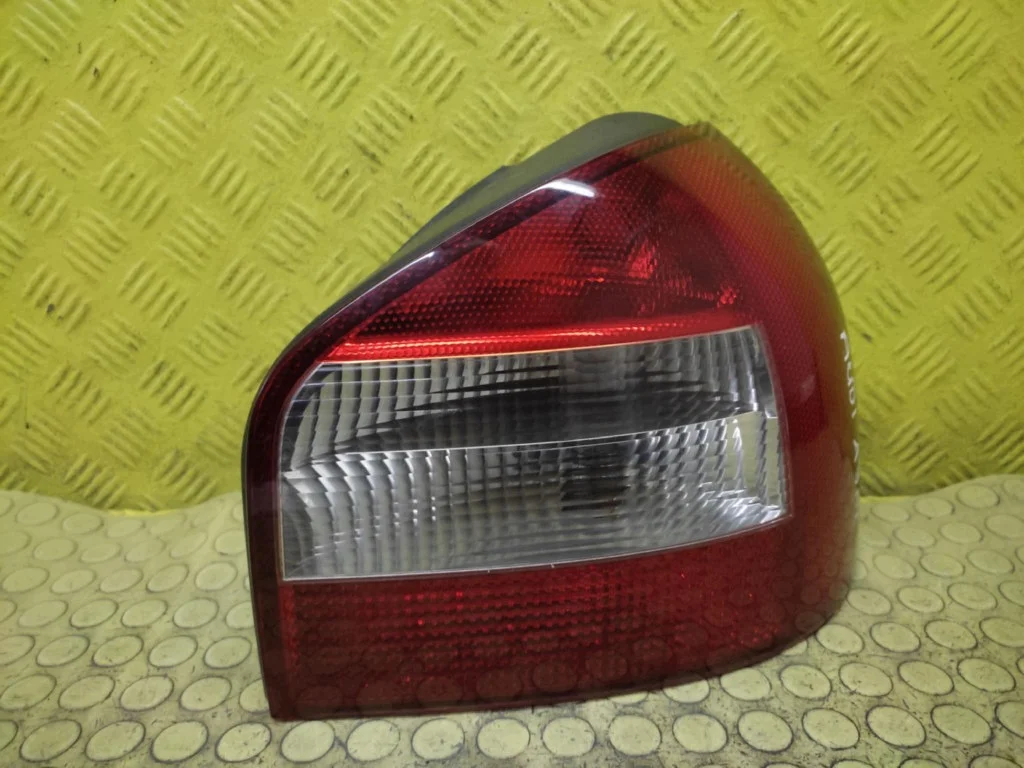 Feu arrière droit Audi A3 8L 8L0945096 image 2